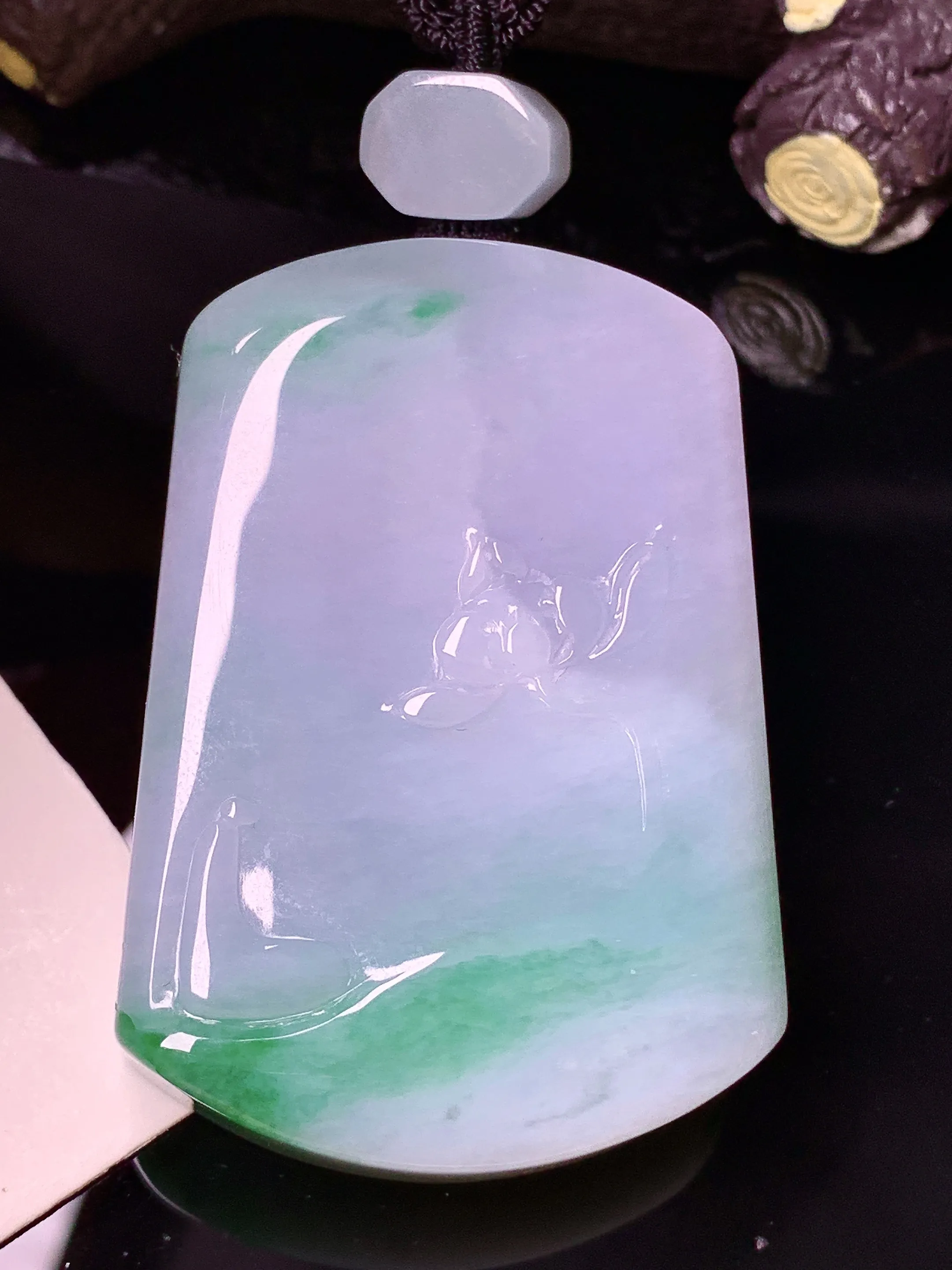 飘绿悟道牌吊坠 玉质细腻 色泽艳丽清新 整体尺寸52.6*36*12.2