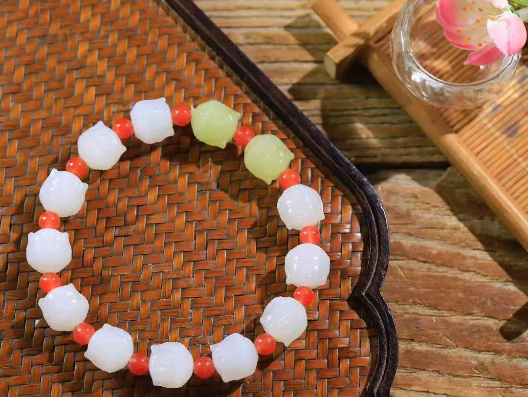 【佛佑众生.手串】

精品和田玉黄口/白玉佛头手串，玉质温润细腻，油性十足，️精雕佛像，面容慈祥，憨态可掬，佛祖能利益安乐一切众生，满足一切愿求。给佩戴者带来平安与慈悲，永保平安。
尺寸取一12.4-12.9-12.5mm 重45.7克 fDT-441102933