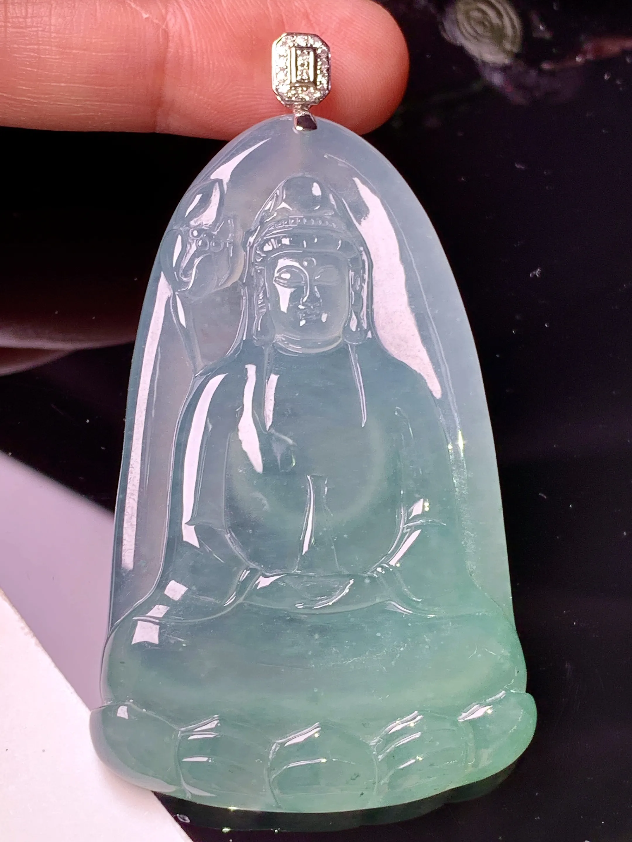 18k金钻镶嵌冰种观音吊坠 玉质细腻 色泽艳丽清新 整体尺寸66.6*37*6