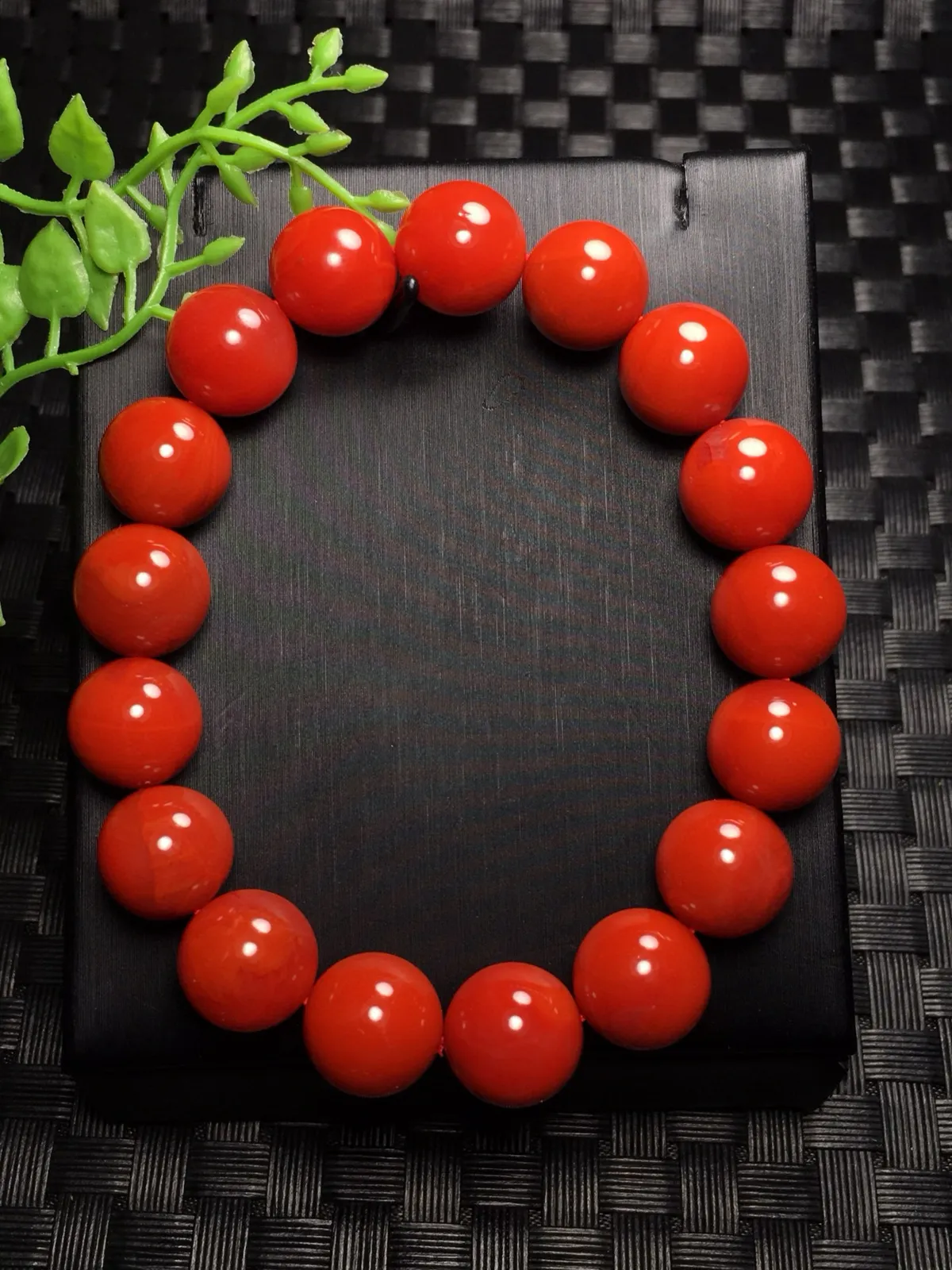 天然川料南红单圈手链 满色满肉 颜色油润细腻尺寸:11.5mm 南红古称南红＂赤玉＂赤玉内敛端庄 且有财运亨通寓意 送礼 自戴 非常百搭，同款随机发