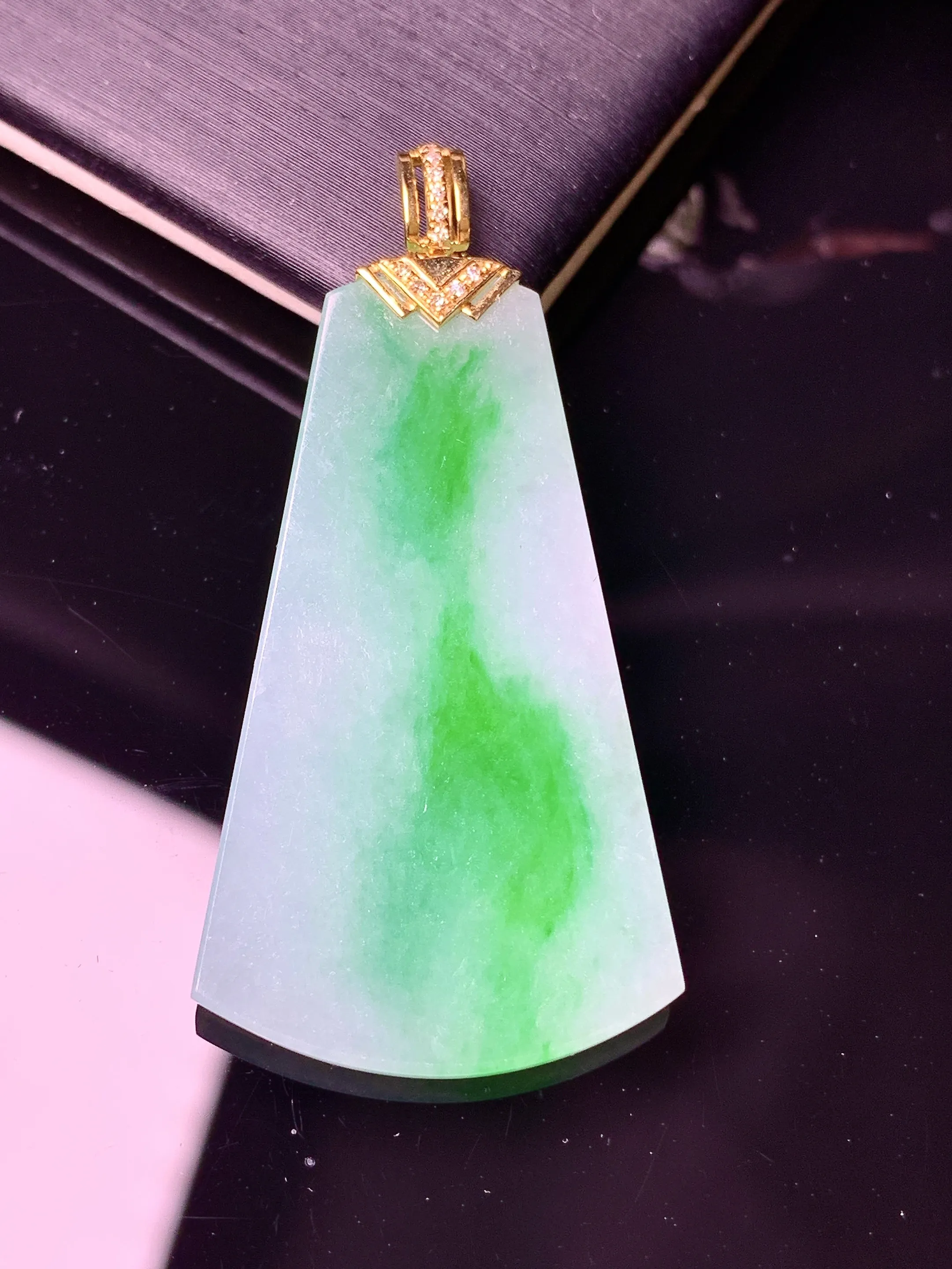 18k金钻镶嵌飘绿无事牌吊坠 玉质细腻 色泽艳丽清新 整体尺寸43.5*21.3*2.8