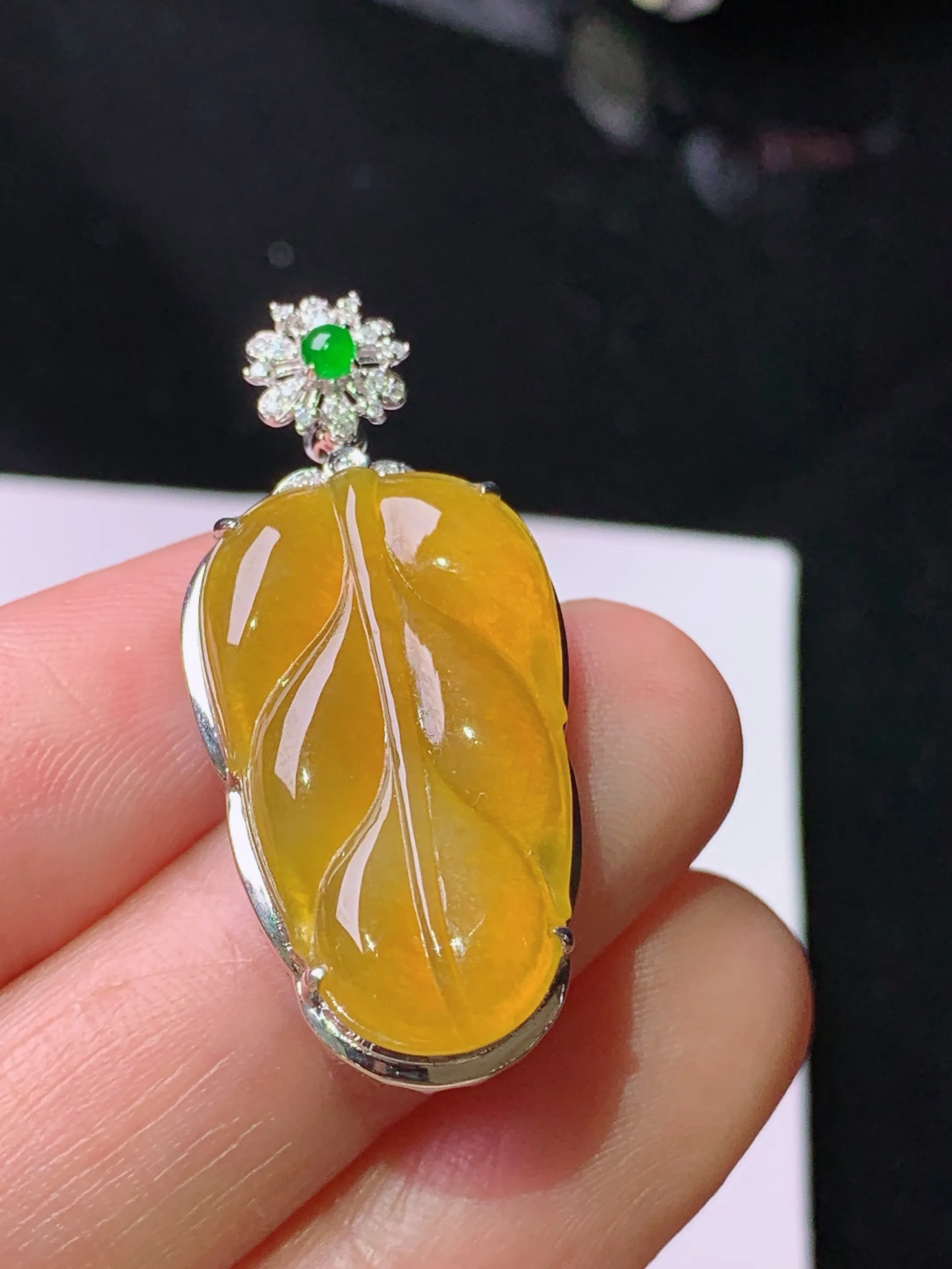 18k金钻镶嵌黄翡树叶吊坠 玉质细腻 色泽艳丽清新 整体尺寸34.5*15.7*7