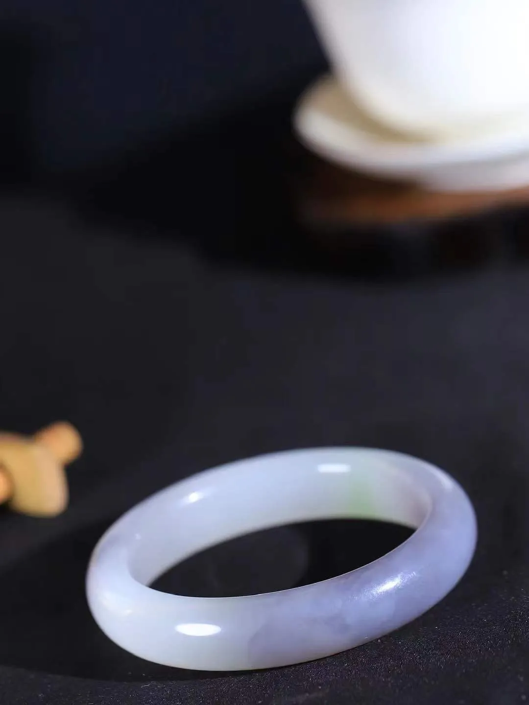 【婉约佳人.手镯】

收藏级️和田玉三色手镯 玉质温润细腻 油性十足 手感舒适，高华雅逸，线条流畅，简约大气，美自天成，素雅高贵。佩戴于腕间，婉约之美，举手投足间透出那份低调奢华。重54.5克 内径53.5mm  尺寸13.2-8.7mm   FDA-111102933