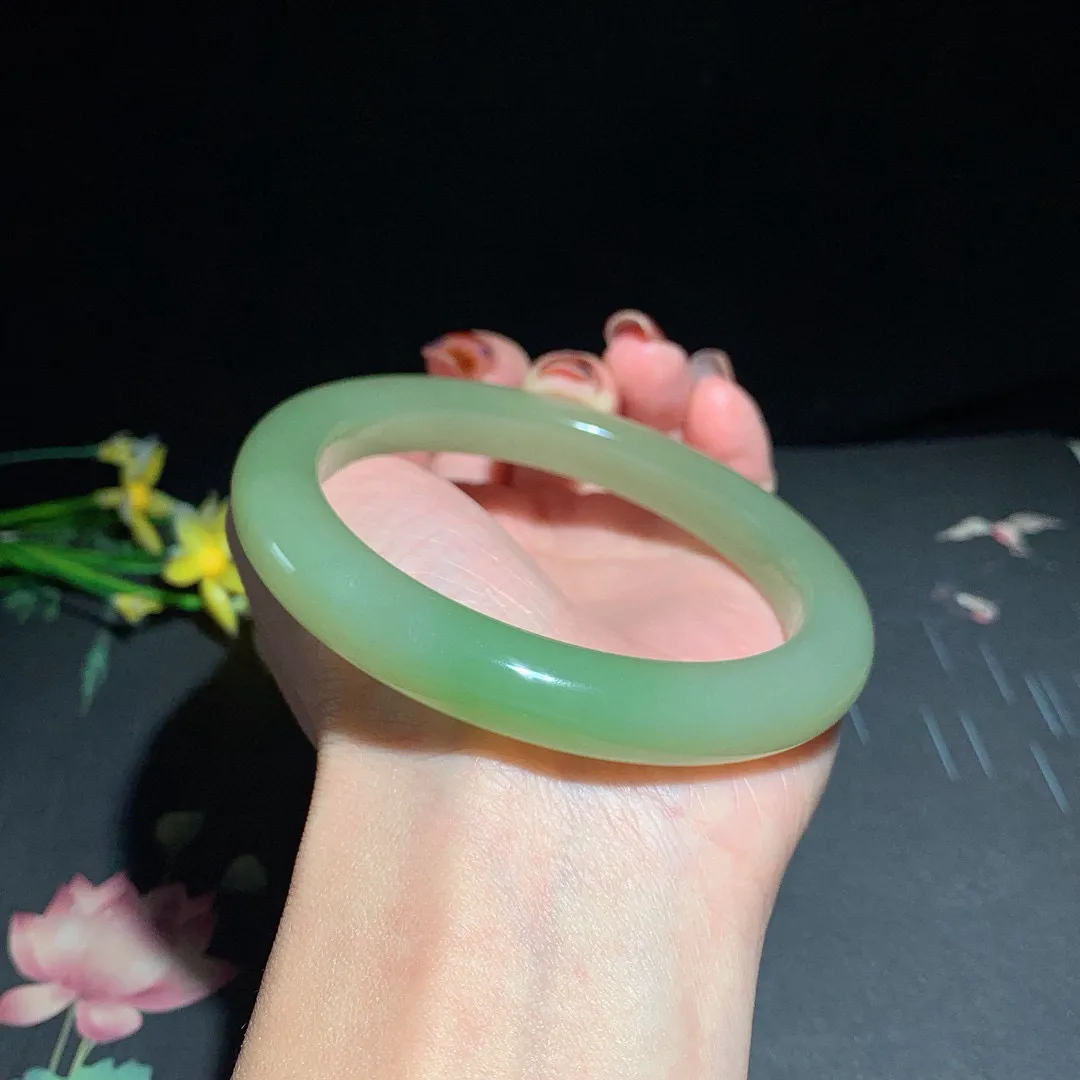 和田玉62圈翠青手镯！圈口62宽10.5厚9.8重59玉质细腻油润 底色纯净 无裂无黑 脂粉好，品质高