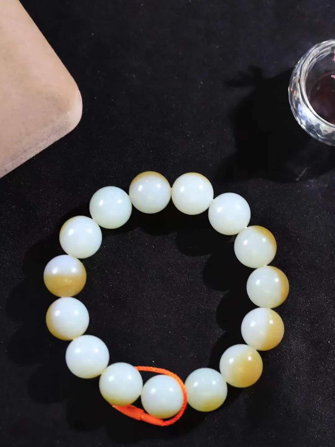 【珠圆玉润.手串】

精品和田玉糖白玉珠圆玉润手串 玉质温润细腻  整串打磨圆润，佩戴舒适。珠珠落玉盘，间关莺语花底滑，一生美好时光，无论身在何处，都有它相伴相守。事事顺遂，幸福美满，吉祥如意。重76克 尺寸取一14.8mm FDT-161102913