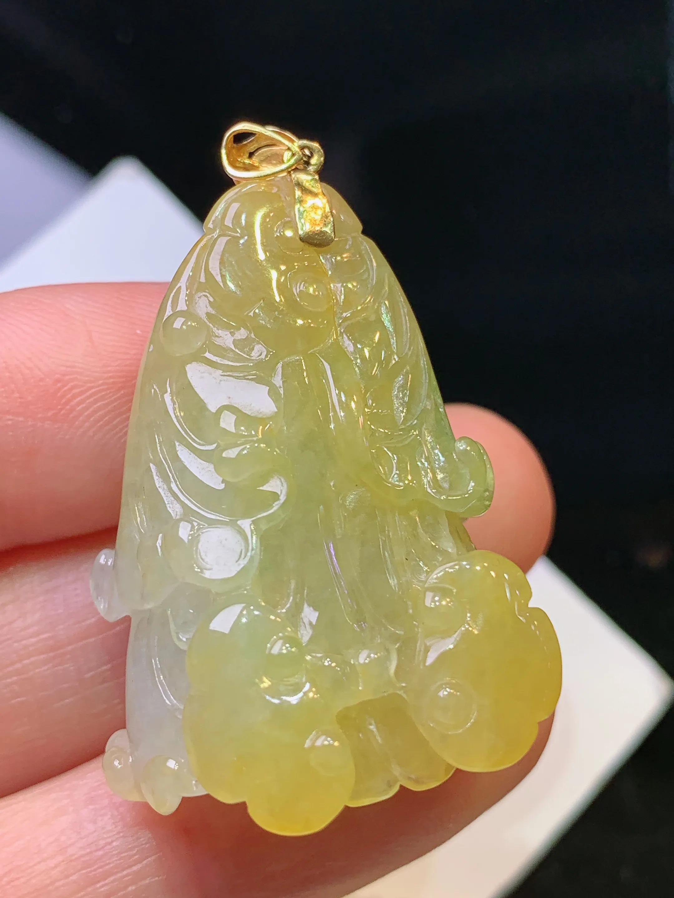 18k金镶嵌飘黄绿白菜吊坠 玉质细腻 色泽艳丽清新 整体尺寸41.3*25.3*17