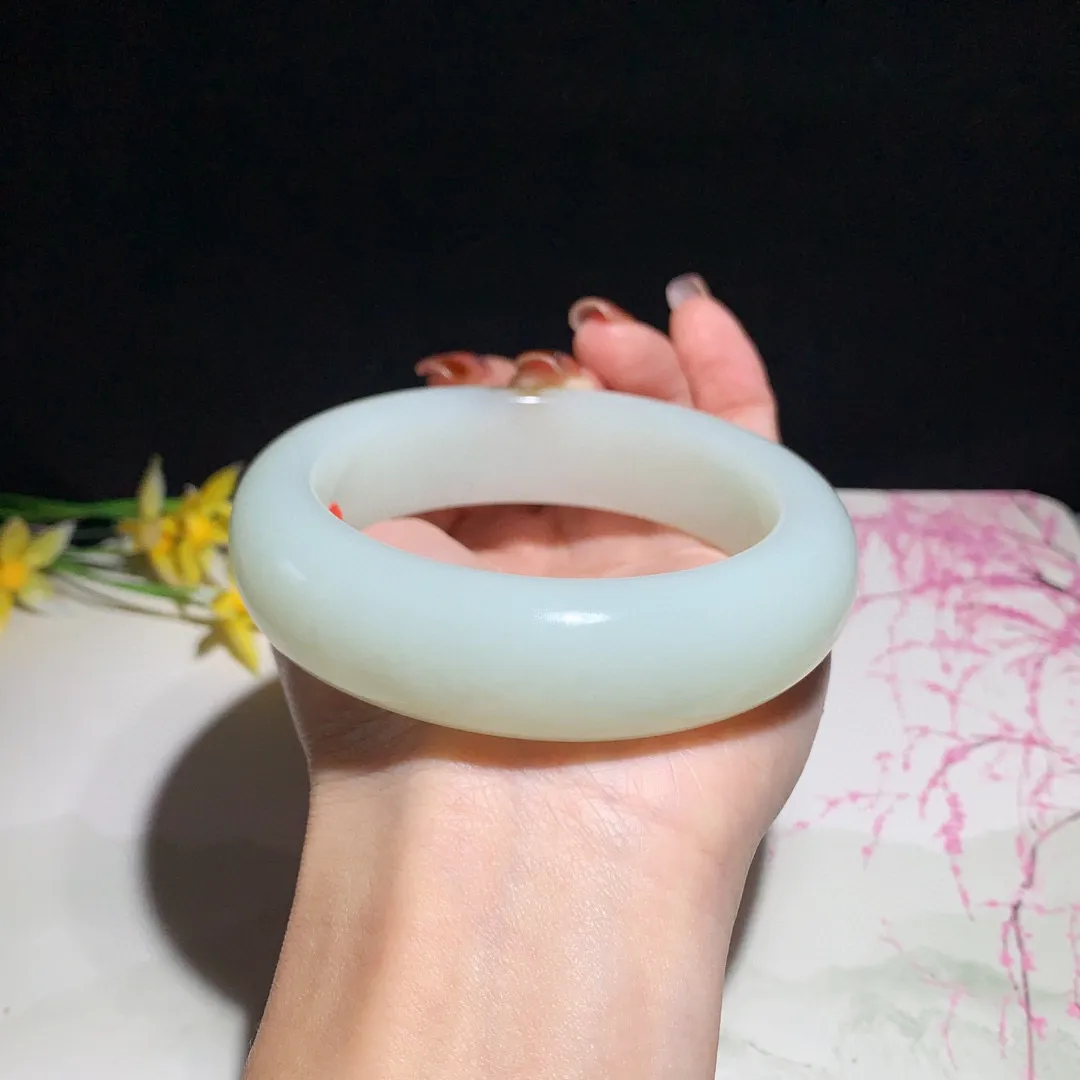 精品，和田玉62圈口且末糖手镯，玉质细腻油润 底色纯净无裂无杂 脂粉好，品质高