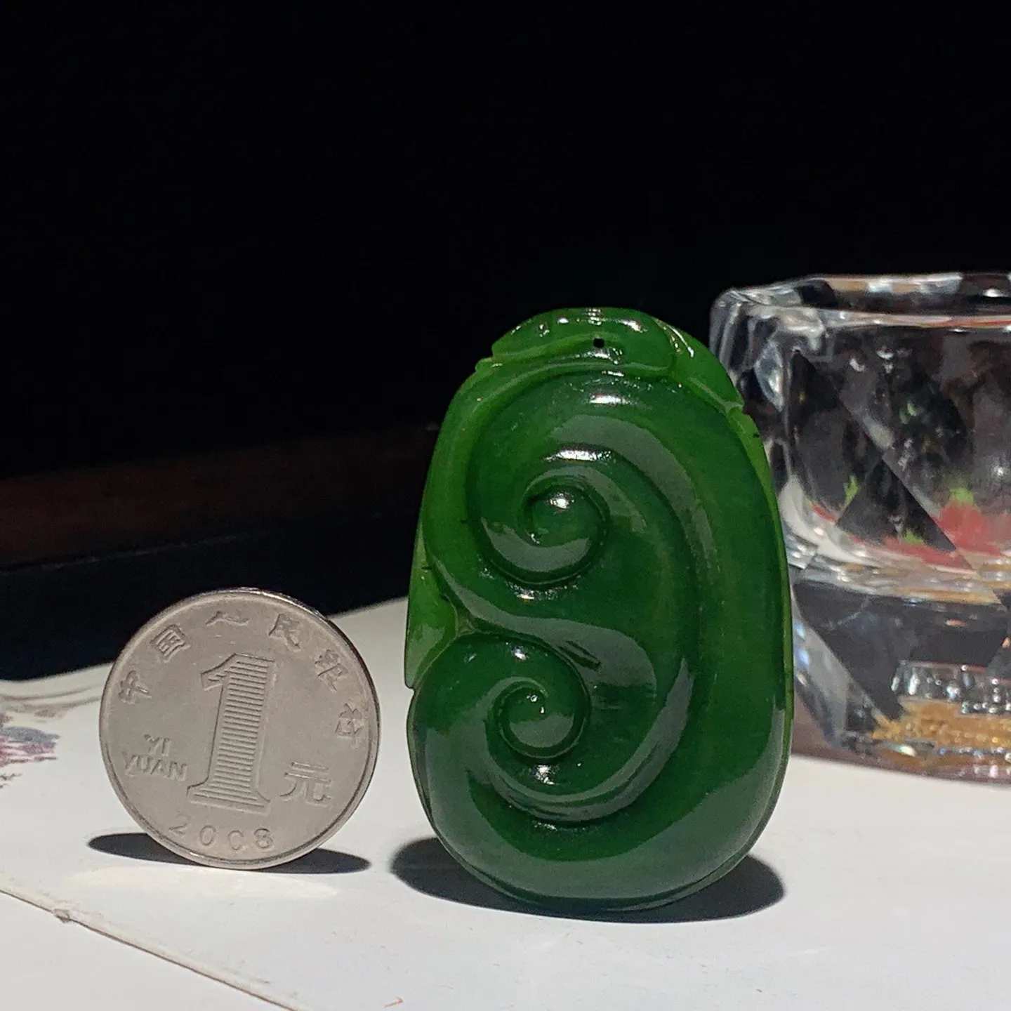 和田玉阳绿俄罗斯碧玉如意挂件。尺寸52/34/8.5重25.5克。玉质细腻油润。手推出油。佩戴高端典雅。lt251128