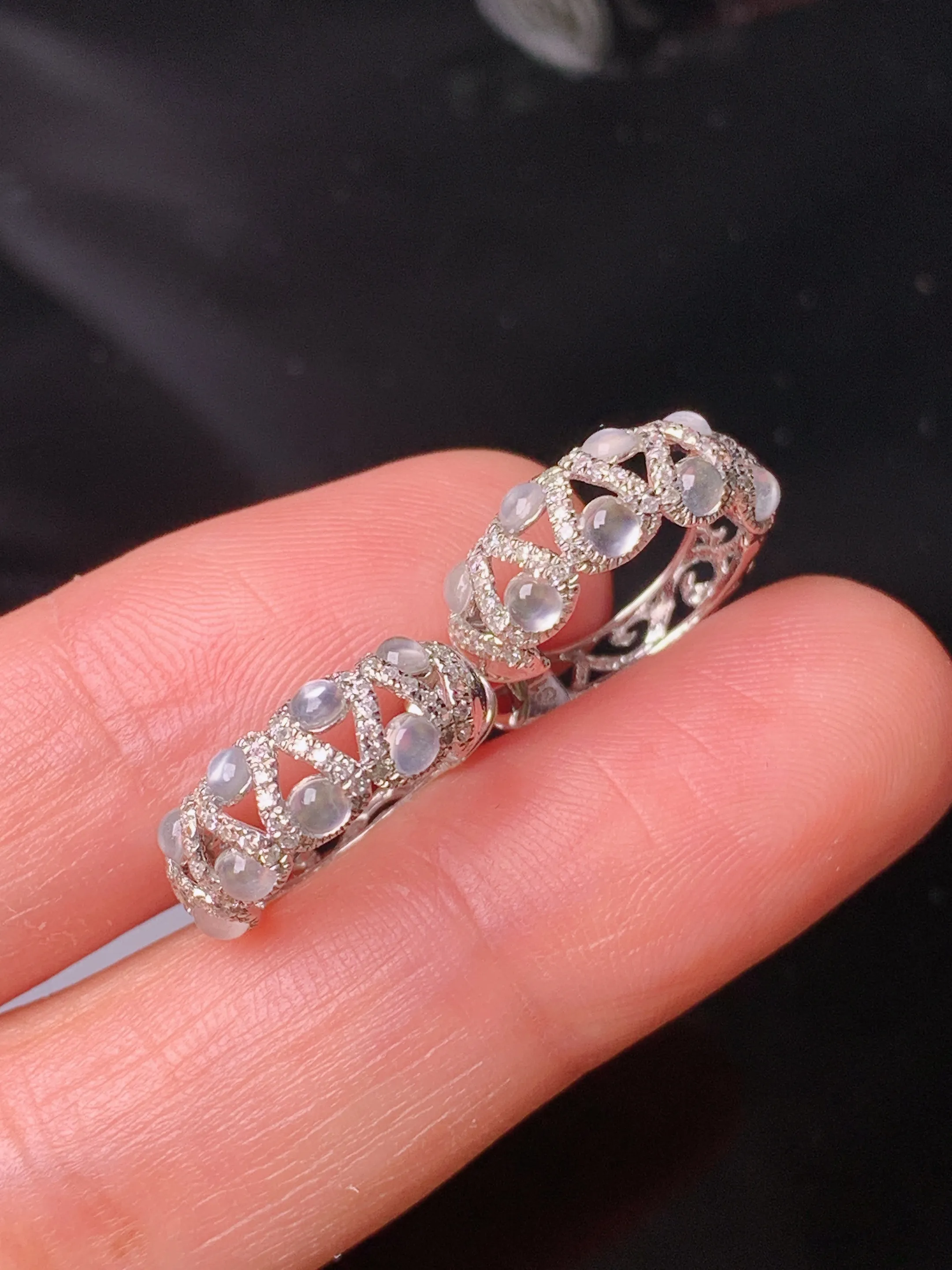 18k金钻镶嵌冰种蛋面耳钉 玉质细腻 色泽艳丽清新 整体尺寸2.3*2