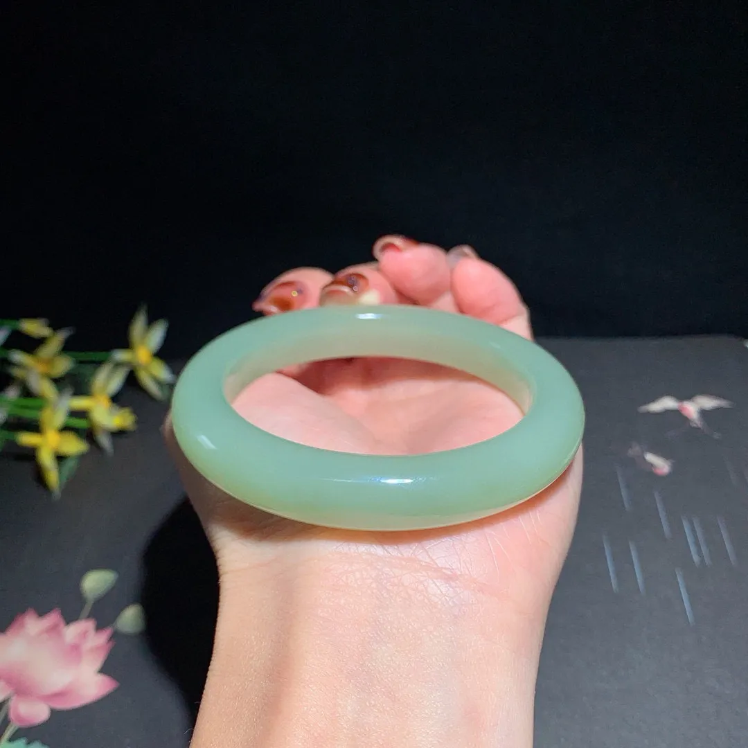 和田玉55.5圈晴水色手镯！清水色！玉质细腻油润 底色纯净  无裂无杂 脂粉好，品质高。