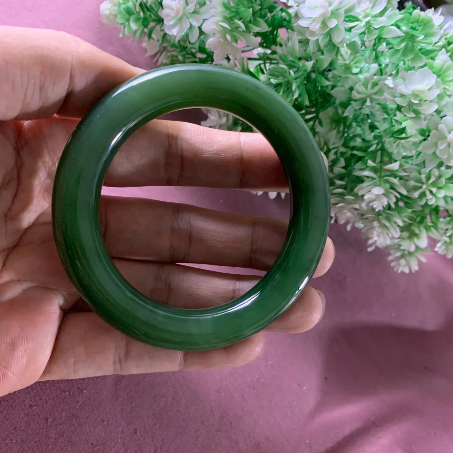 和田玉碧玉56圈口菠菜绿手镯！玉质细腻油润 底色纯净 无裂无杂 脂粉好，品质好