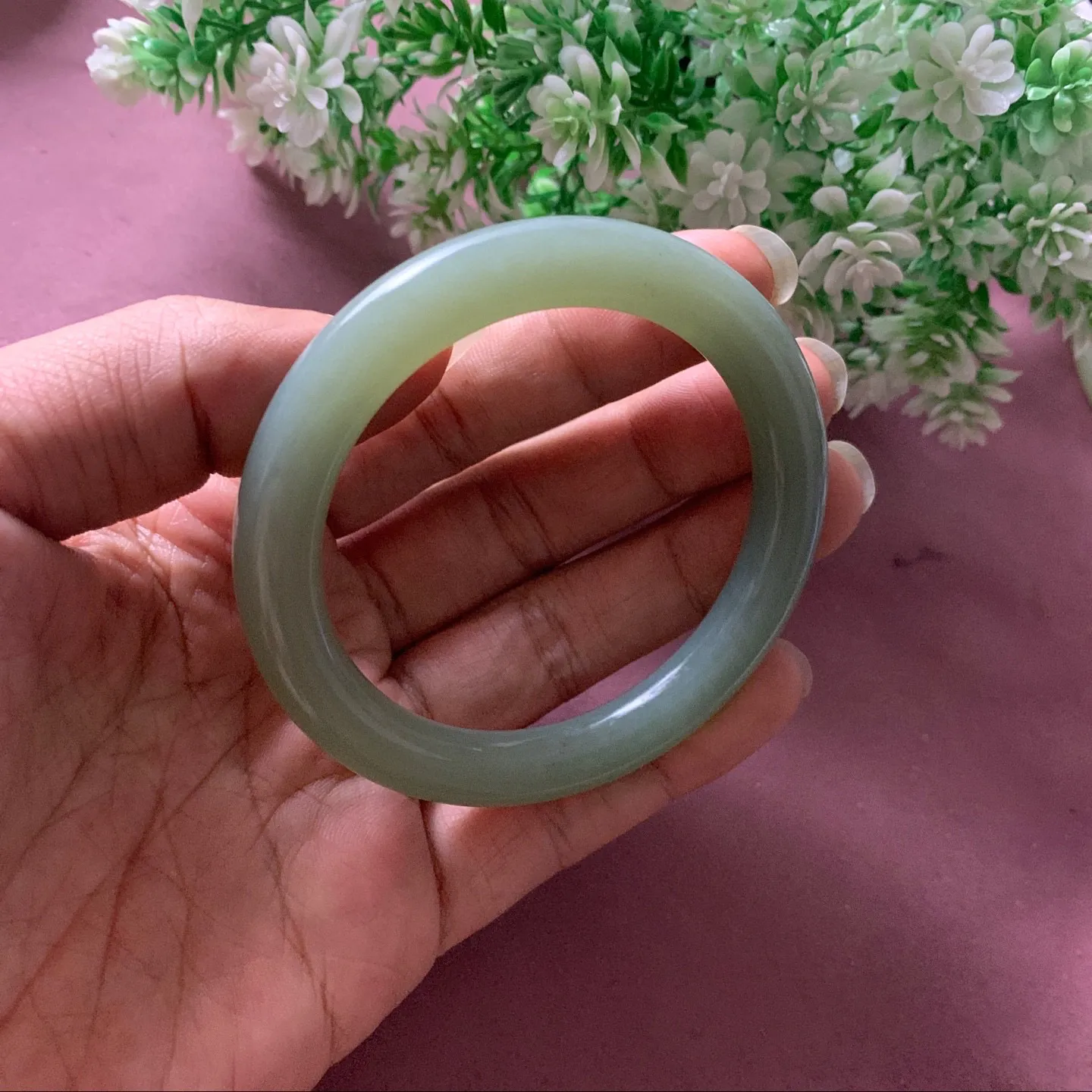 和田玉56.5圈口粉青圆条手镯，略带黑点，玉质细腻油润 底色纯净  无裂无杂 脂粉好，品质高