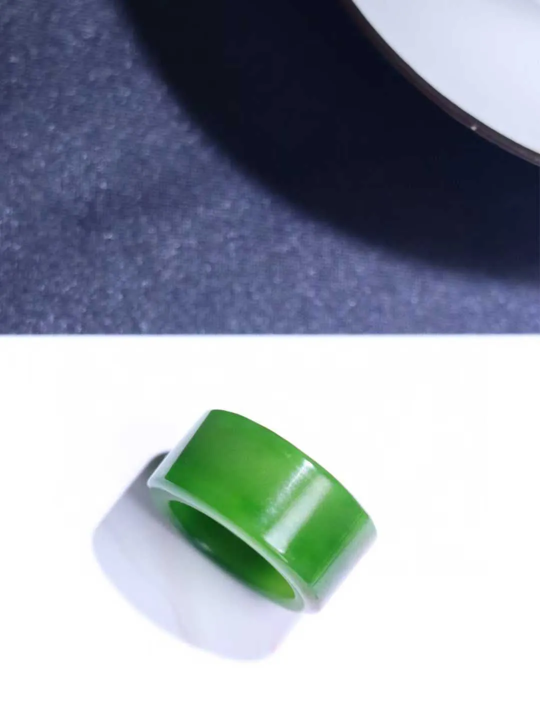 （古韵.扳指）

精品和田玉碧玉扳指 指环 戒圈。七号矿老料 纯正菠菜绿，直切工艺，款式精美，玉质细腻温润，油润感十足， 整器古韵生辉。优雅高贵。运筹帷幄于掌中，决胜于千里之外。

重7.5克   圈口17.5mm 尺寸11.5-3.3mm FS8242041278O