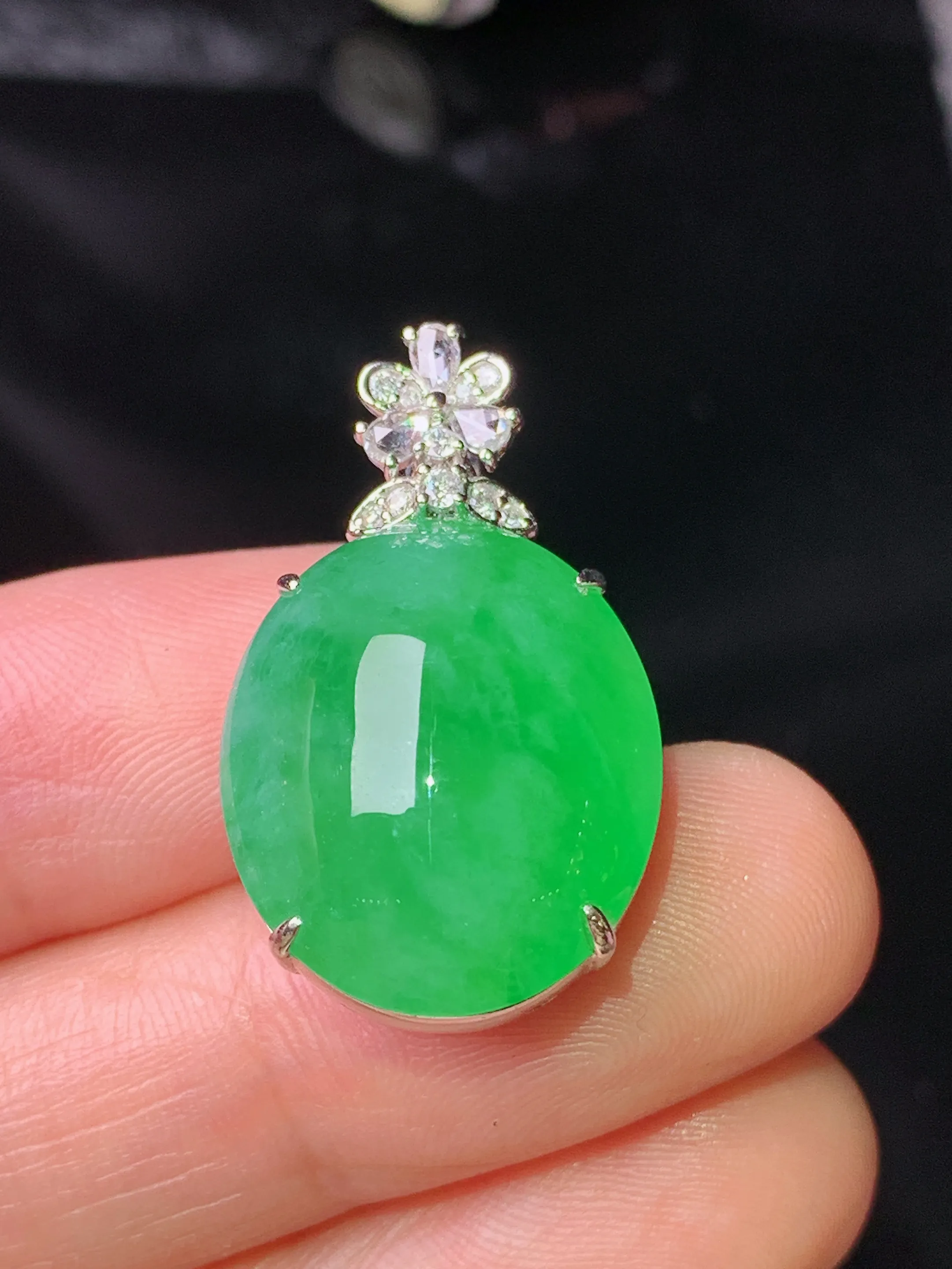 18k金钻镶嵌翠绿蛋面吊坠 玉质细腻 色泽艳丽清新 整体尺寸27.7*16.2*12.6