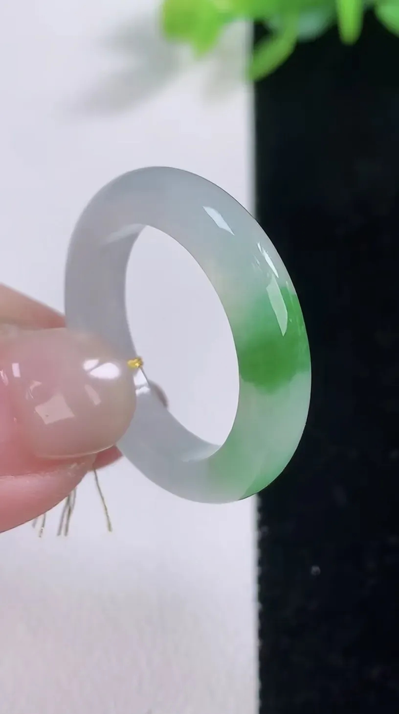 翡翠a货冰种飘绿指环 戒指，尺寸19.6-4.8-3.6，重量:4.44g