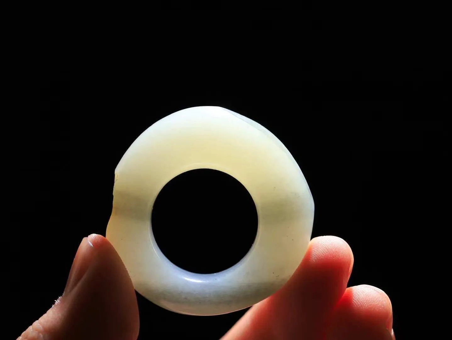 （籽.古韵.扳指）

新疆和田青花籽料扳指，玉质温润，油润感十足， 整器古韵生辉。优雅高贵。运筹帷幄于掌中，决胜于千里之外。重28.7克   圈口40.2-41.3-13.6mm  231102933A