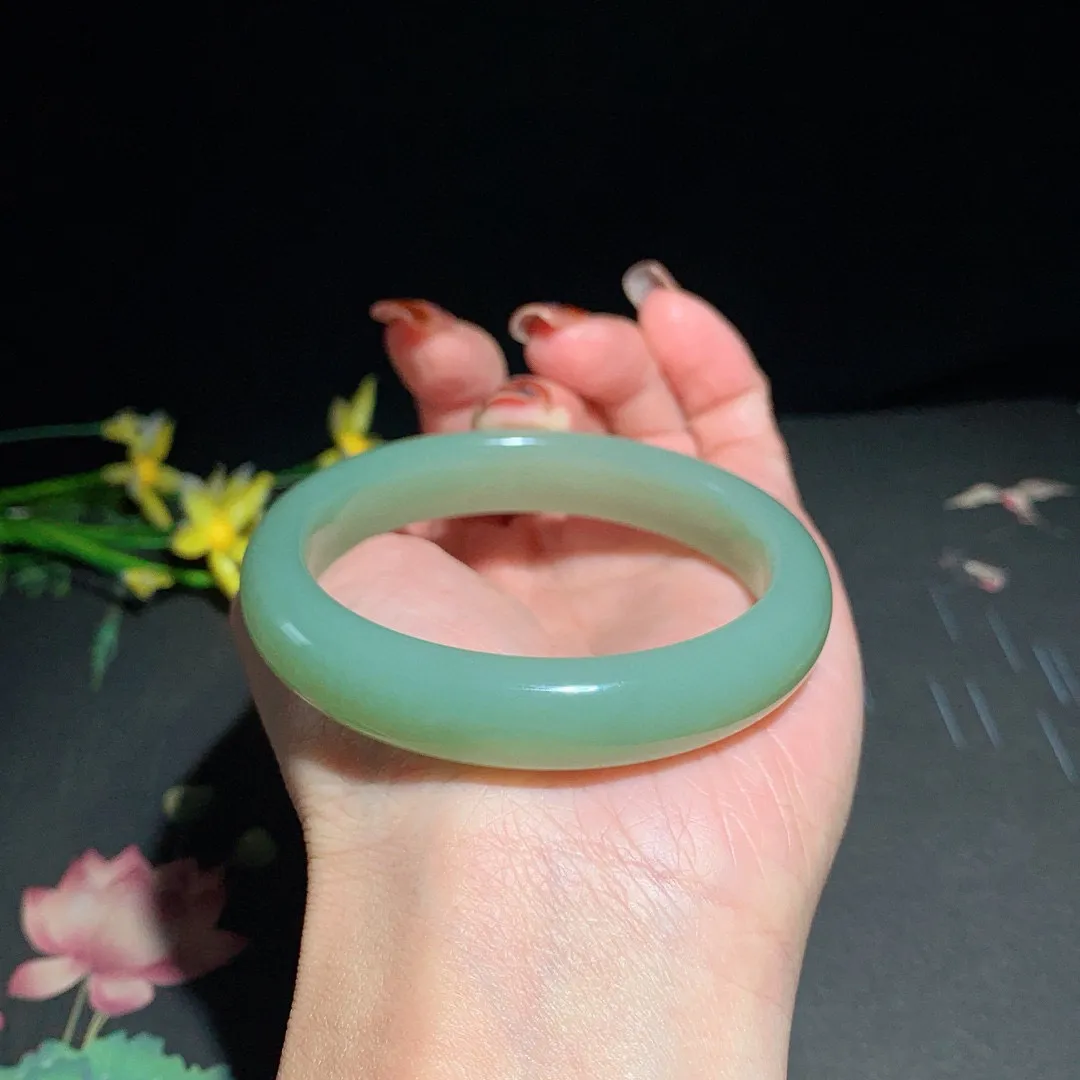 和田玉55.5圈口且末蓝手镯！玉质细腻油润 底色纯净 无裂无杂 脂粉好，品质高。