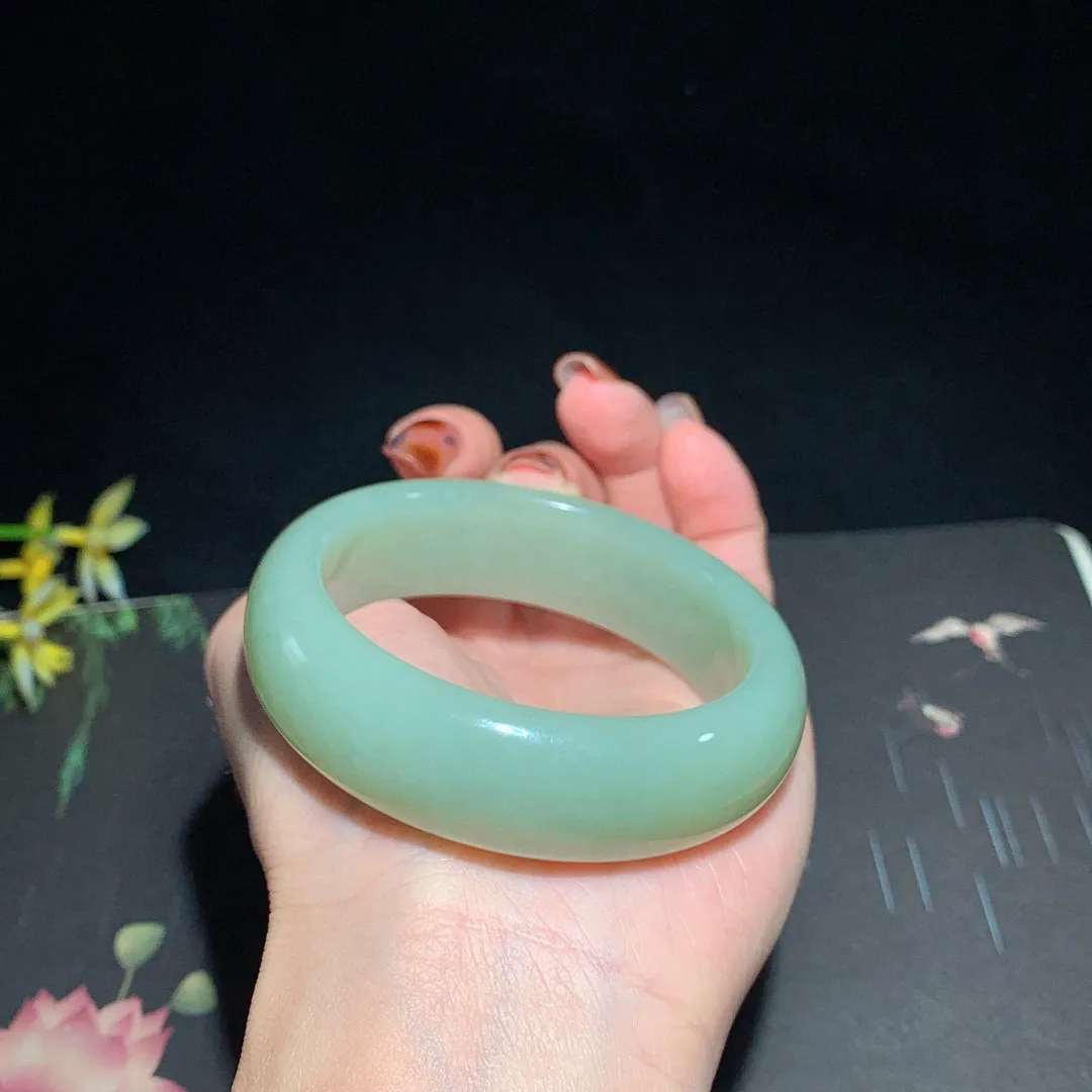 和田玉53.5圈口且末蓝宽版手镯！玉质细腻油润 底色纯净 无裂无杂 脂粉好，品质高。