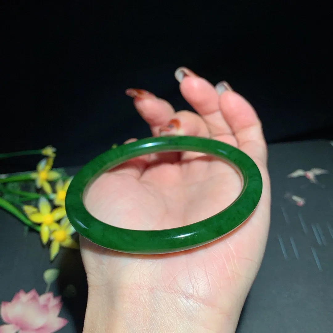 和田玉62.5圈口菠菜绿圆条碧玉手镯！玉质细腻油润 底色纯净 无裂无棉 脂粉好，品质高