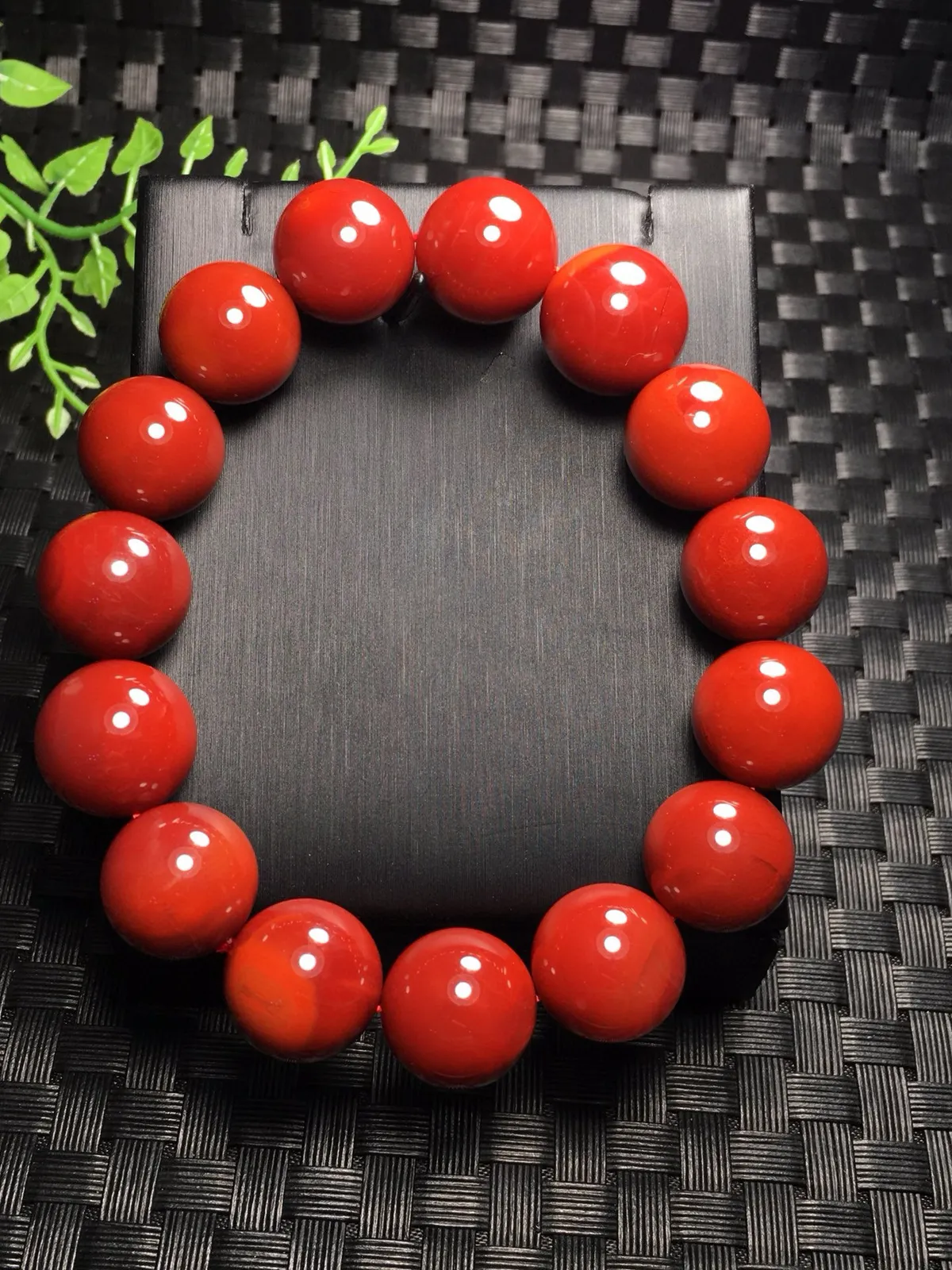 天然川料南红单圈手链 满色满肉玫瑰红  颜色油润细腻尺寸:15mm  南红古称南红＂赤玉＂赤玉内敛