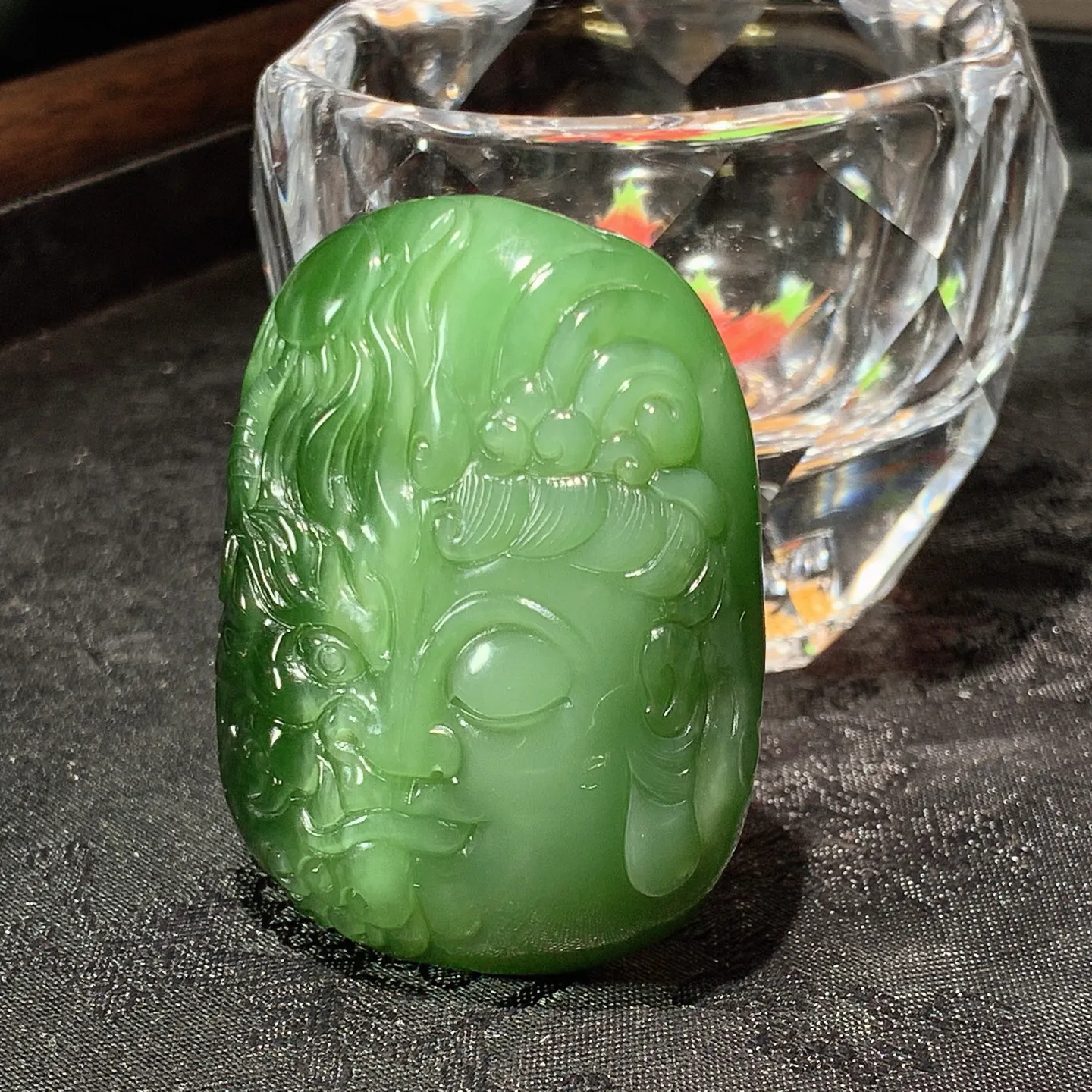 和田玉阳绿俄罗斯碧玉佛魔一念间挂件。尺寸50/39/18重66克。玉质细腻油润。手推出油。佩戴高端典雅。lt251128