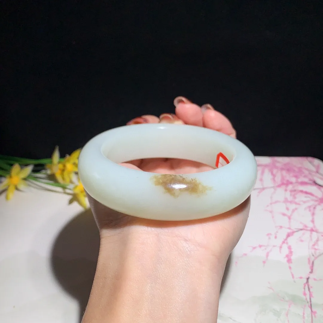 精品，和田玉62圈口且末糖手镯，玉质细腻油润 底色纯净无裂无杂 脂粉好，品质高