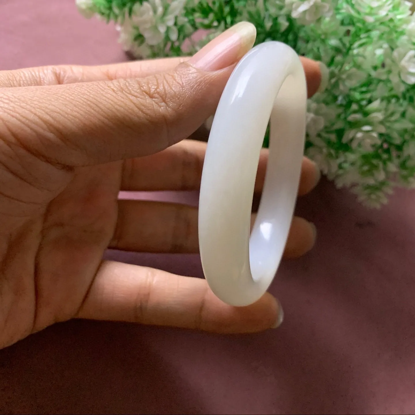 和田玉56.5圈口羊脂白手镯，俄料羊脂白玉，玉质细腻油润 底色纯净  无裂无杂 脂粉好，品质高