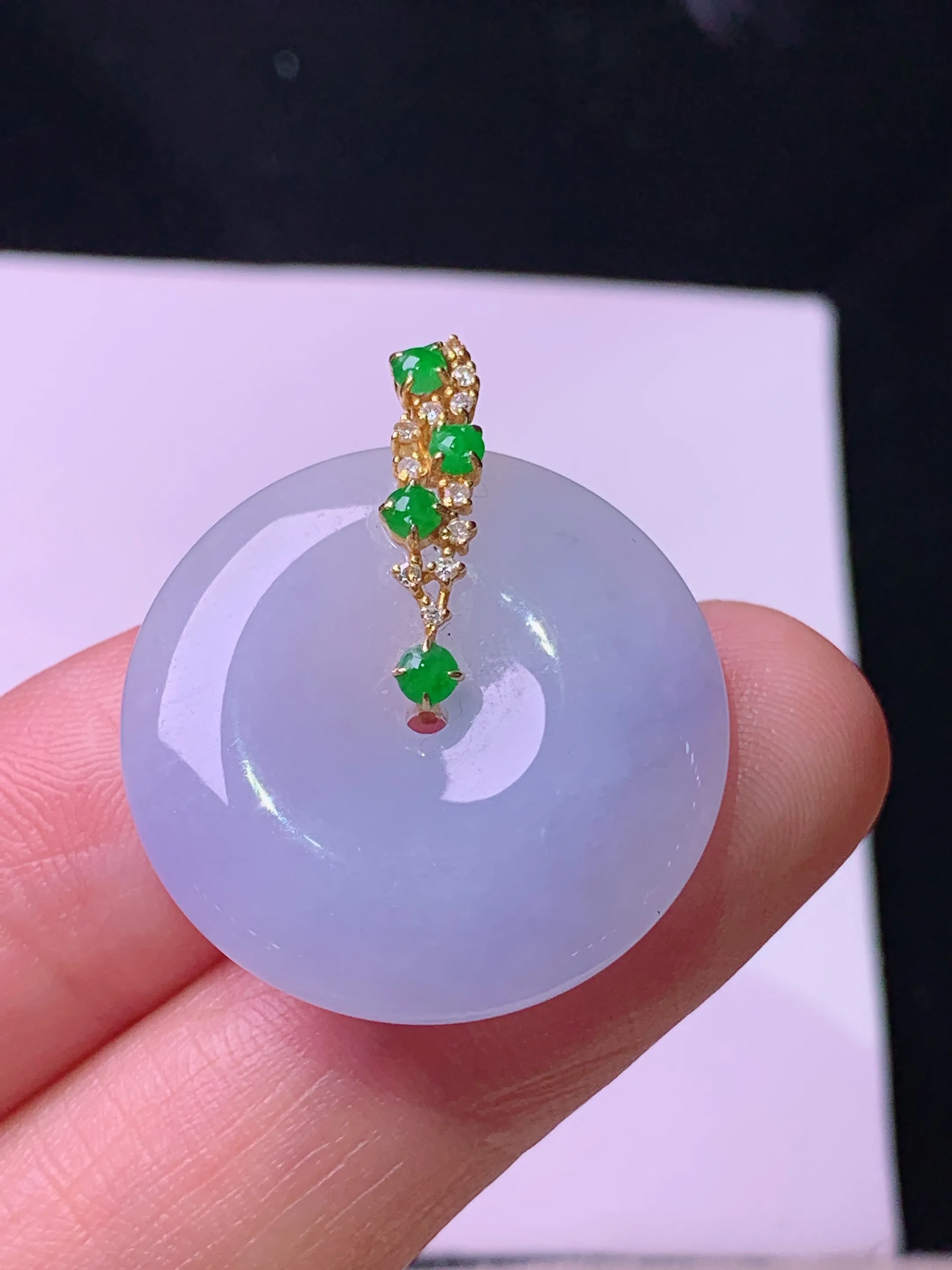 18k金钻镶嵌紫罗兰平安扣吊坠 玉质细腻 色泽艳丽清新 整体尺寸27.6*23.8*5.6