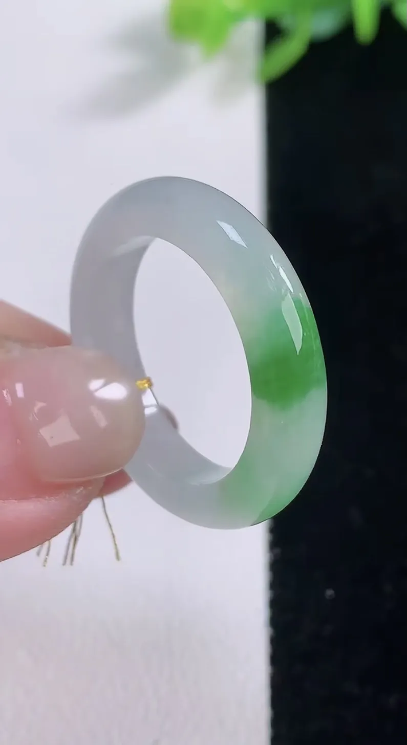 翡翠a货冰种飘绿指环 戒指，尺寸19.6-4.8-3.6，重量:4.44g