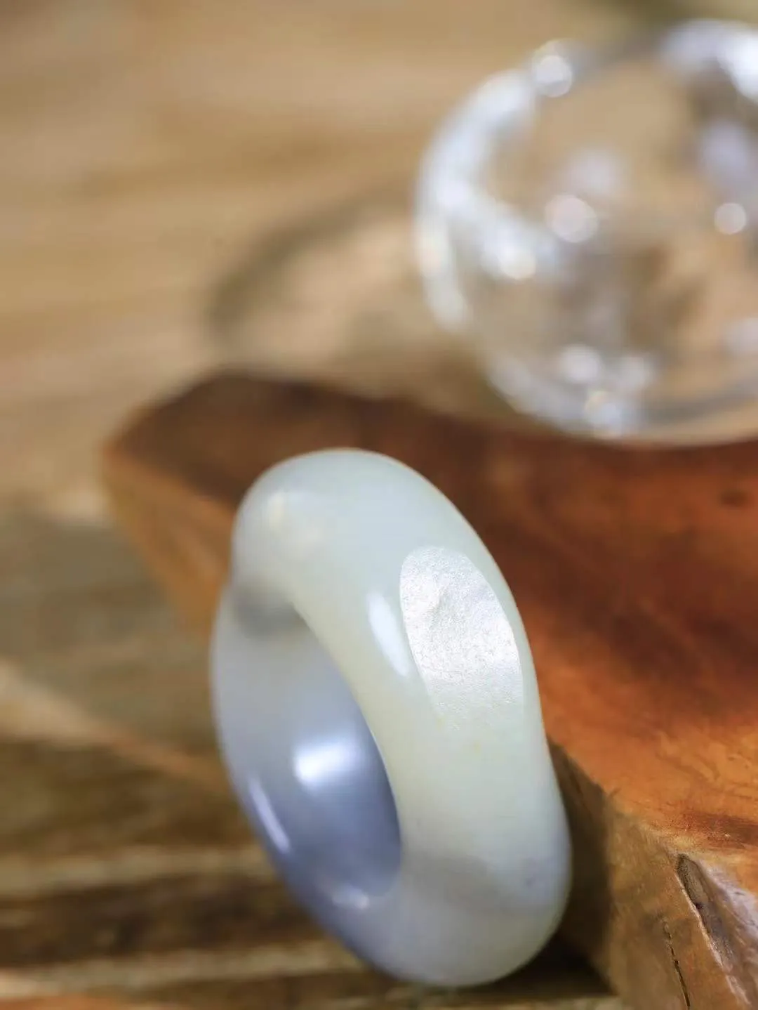 （籽.古韵.扳指）

新疆和田青花籽料扳指，玉质温润，油润感十足， 整器古韵生辉。优雅高贵。运筹帷幄于掌中，决胜于千里之外。重28.7克   圈口40.2-41.3-13.6mm  231102933A