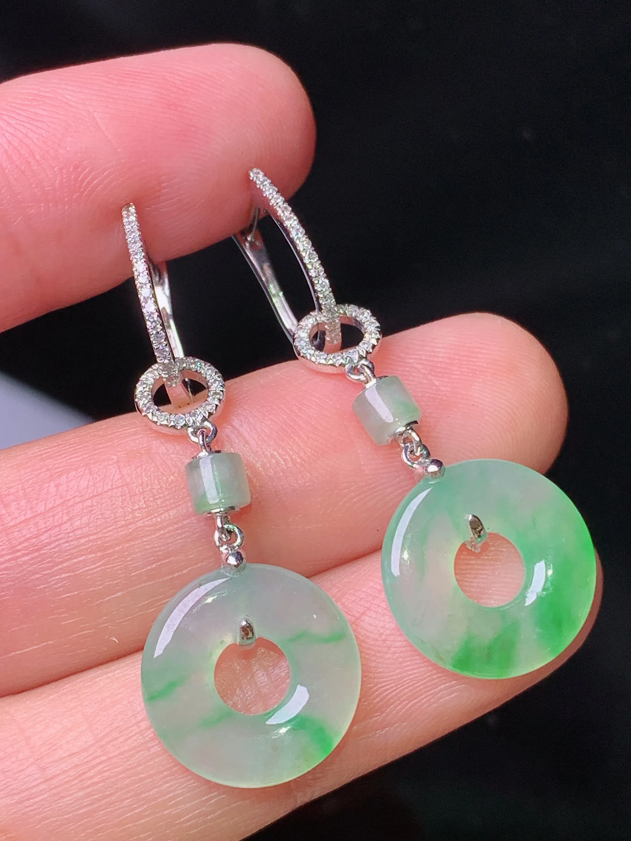 18k金钻镶嵌飘绿平安环耳坠 玉质细腻 色泽艳丽清新 整体尺寸37.3*13.2*2.8