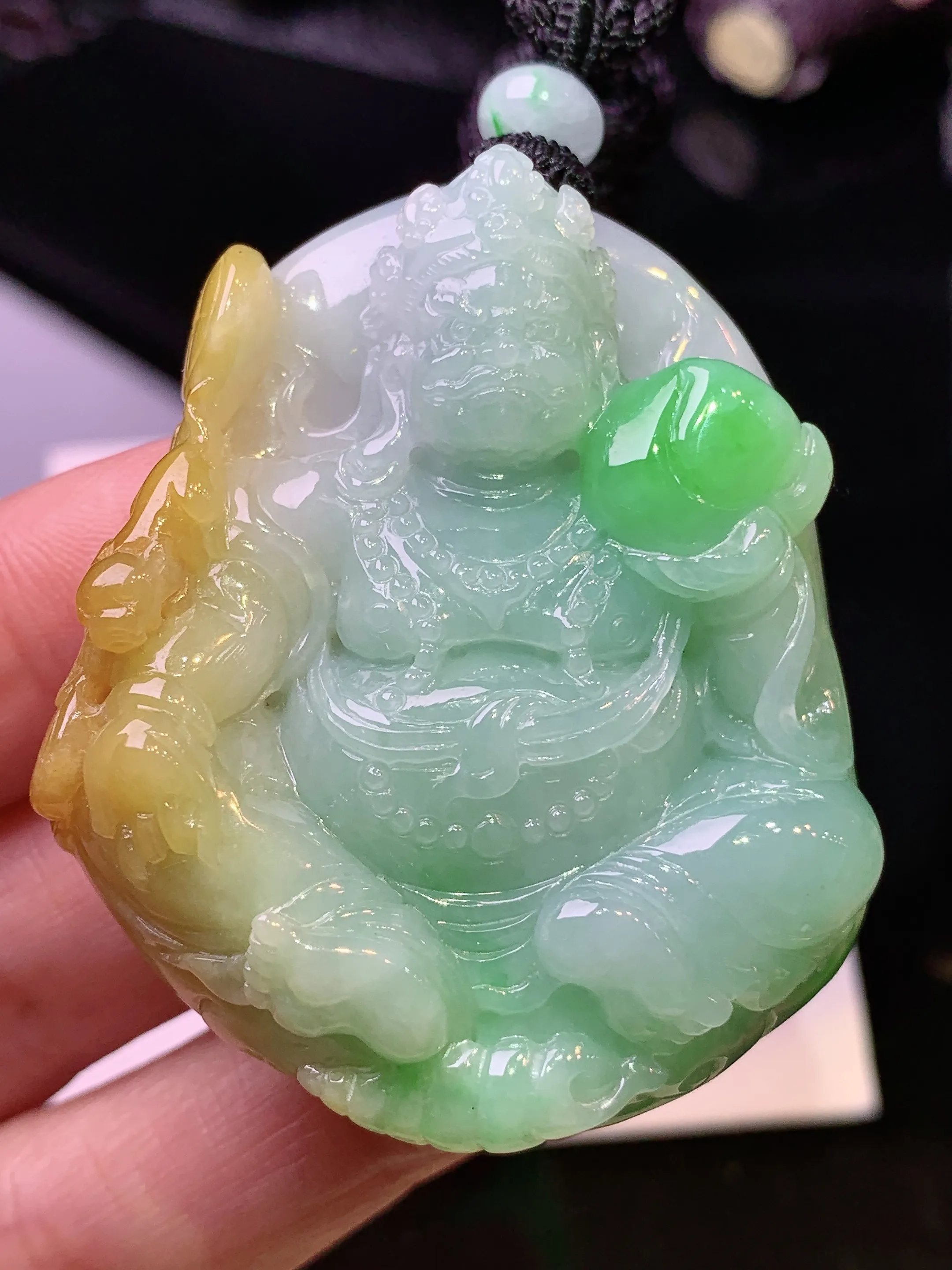 飘黄绿黄财神吊坠 玉质细腻 色泽艳丽清新 整体尺寸48.2*42*13