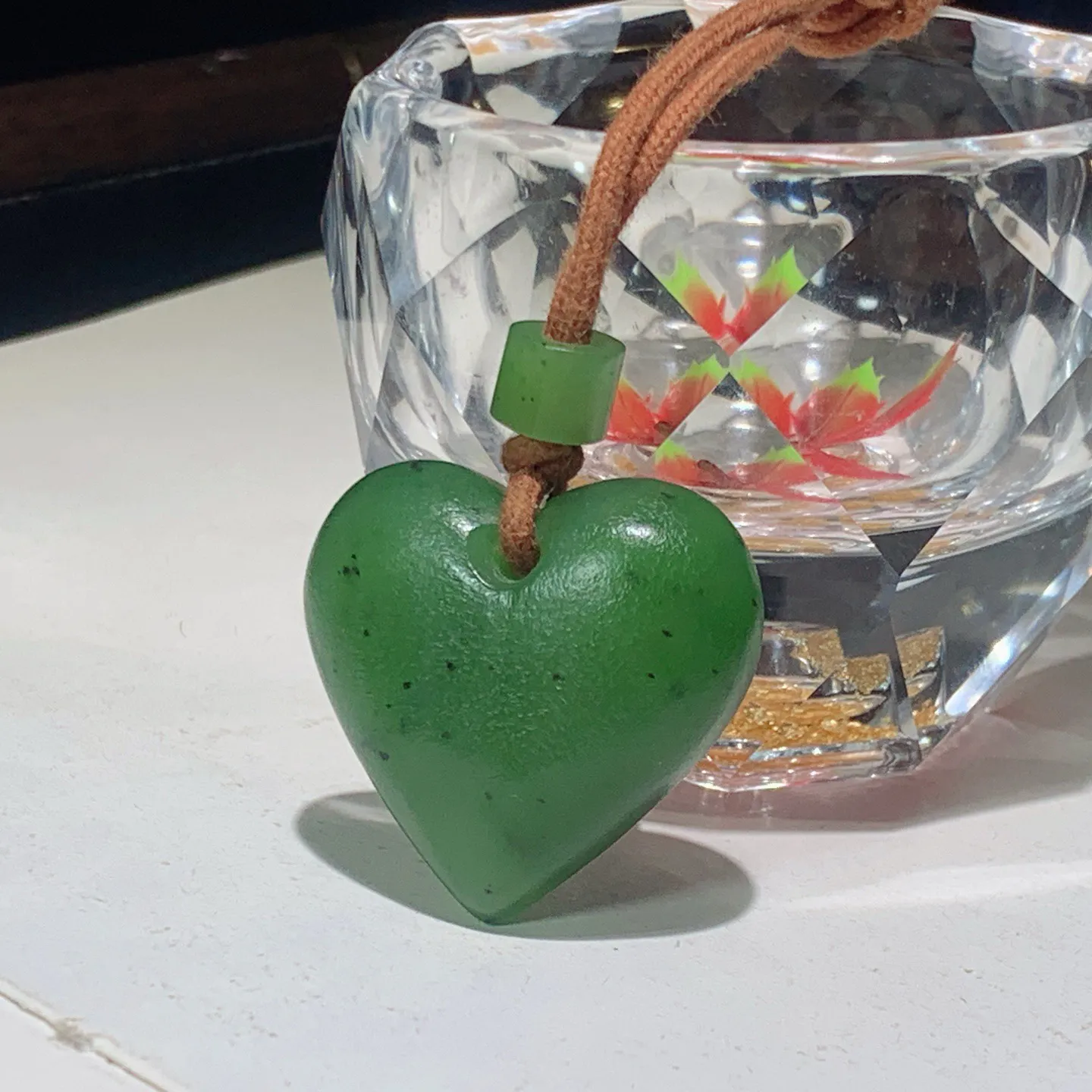 和田玉阳绿俄罗斯碧玉心心相印心型挂件。尺寸30/31/14重21.3克。玉质细腻油润。手推出油。佩戴