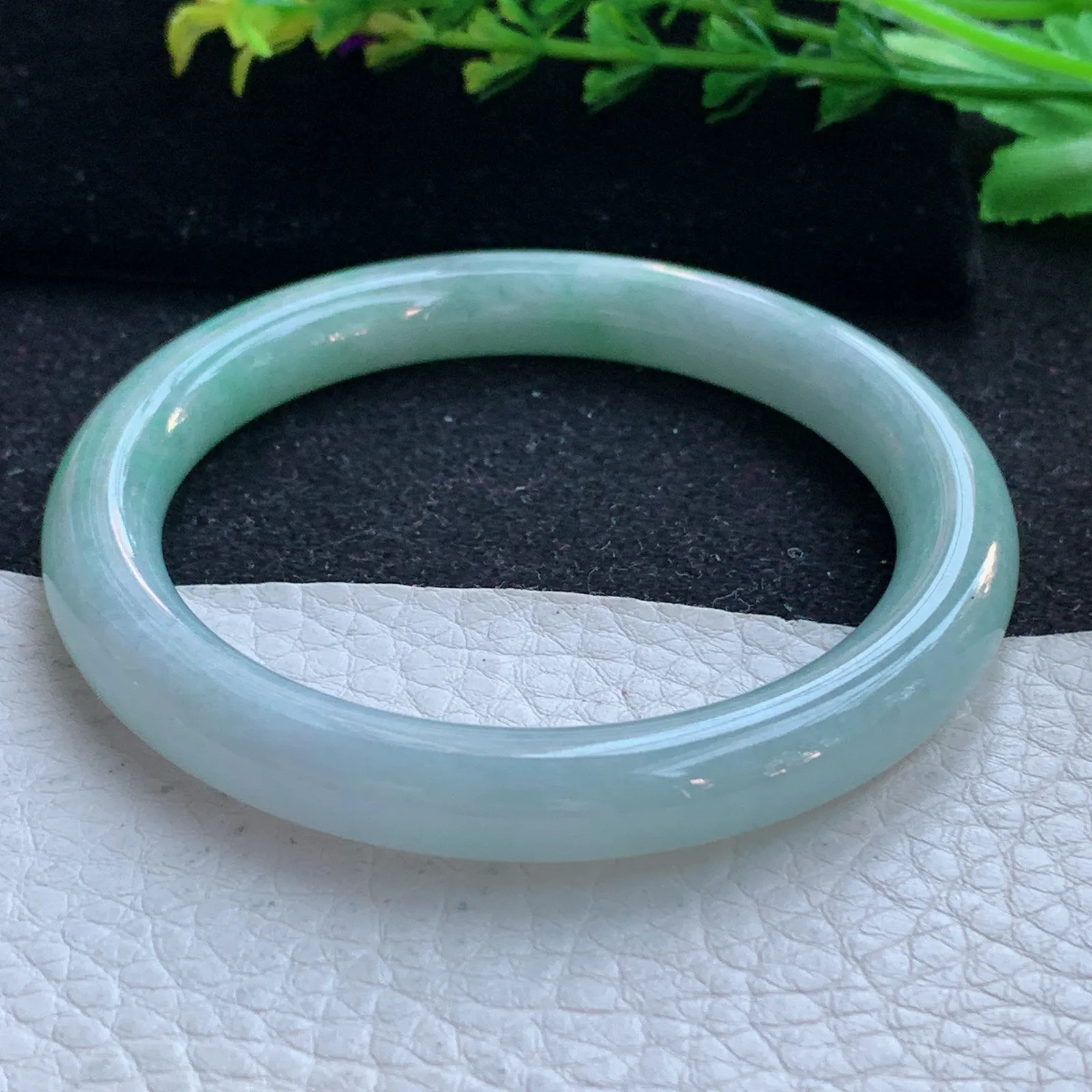 n自然光55*8.4叮当镯 缅甸翡翠a货玉手镯飘绿圆条玉手环 美人镯