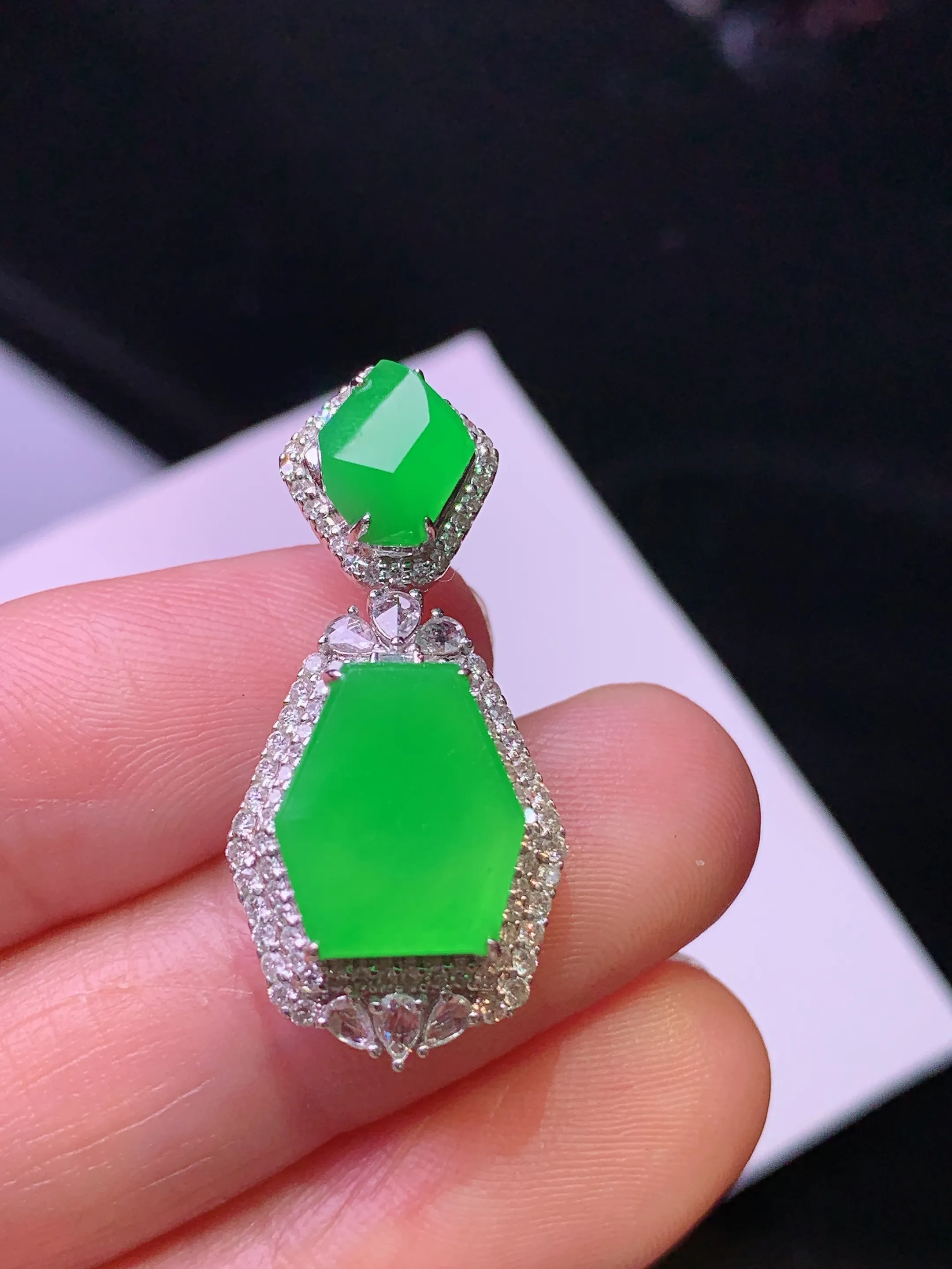 18k金钻镶嵌满绿随形吊坠 玉质细腻 色泽艳丽清新 整体尺寸30*13.8*9