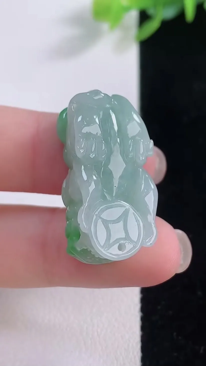 翡翠a货飘阳绿貔貅吊坠，尺寸28.5-13.4-11，重量:9.73g