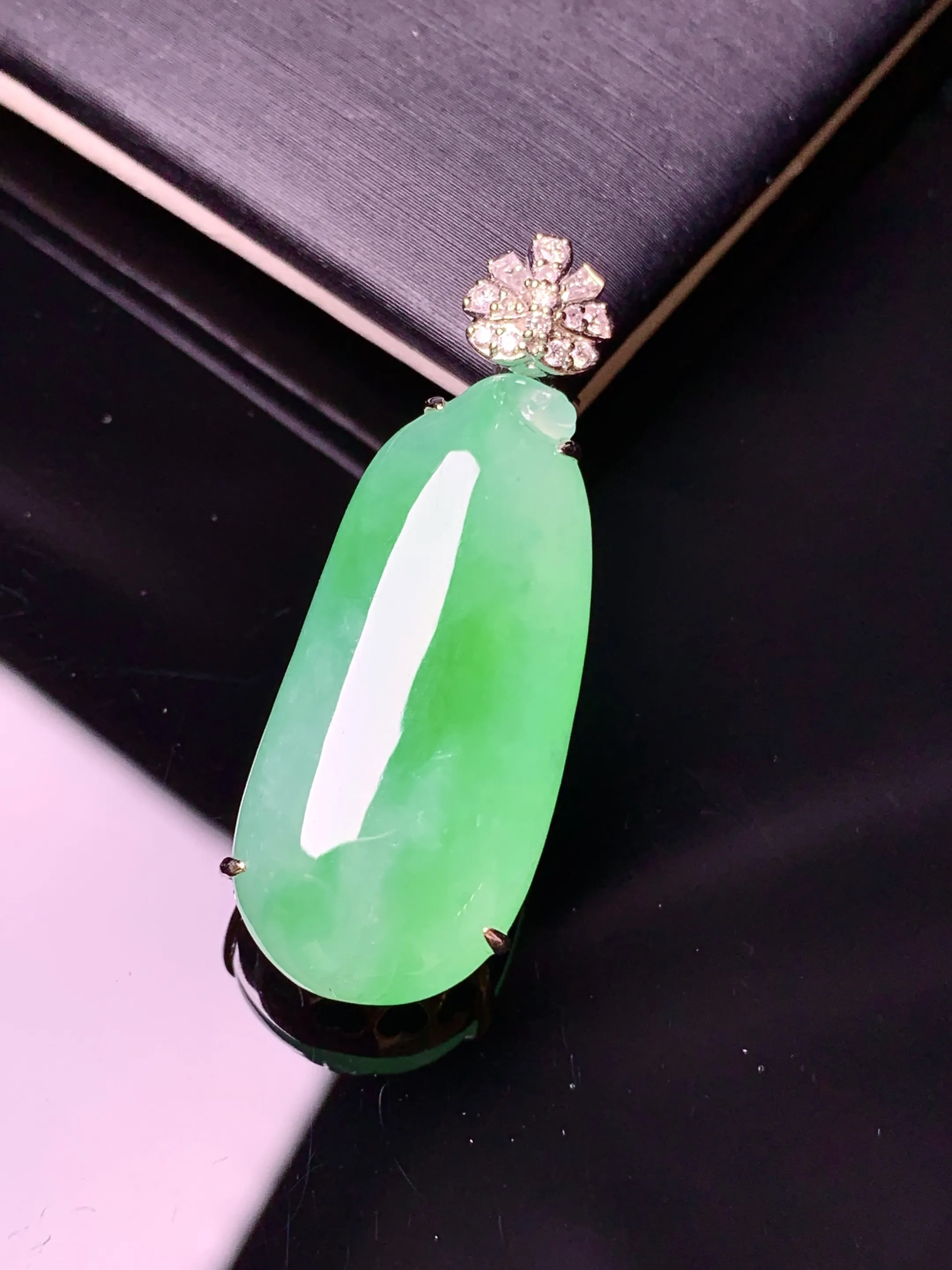 18k金钻镶嵌翠绿福瓜吊坠 玉质细腻 色泽艳丽清新 整体尺寸36.3*13.5*8
