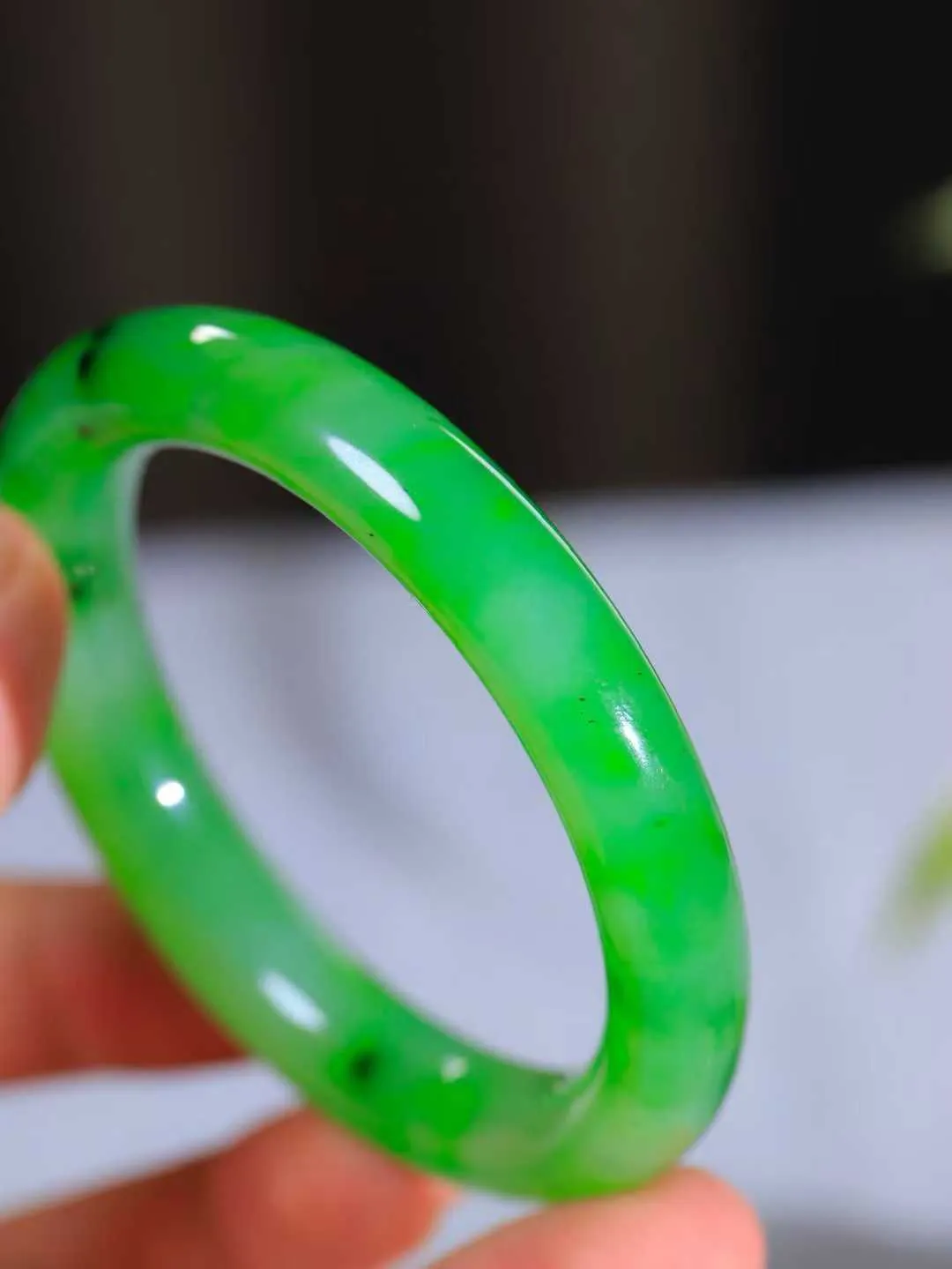 【悠悠芳华.镯】

精品和田玉碧玉圆条手镯 玉质温润 青葱岁月，尽收腕中，婉转流畅，凝岁月悠长。盈一眸恬淡，挽一抹绿意。重54.8克 内径56mm尺寸11-10mm   861162297A