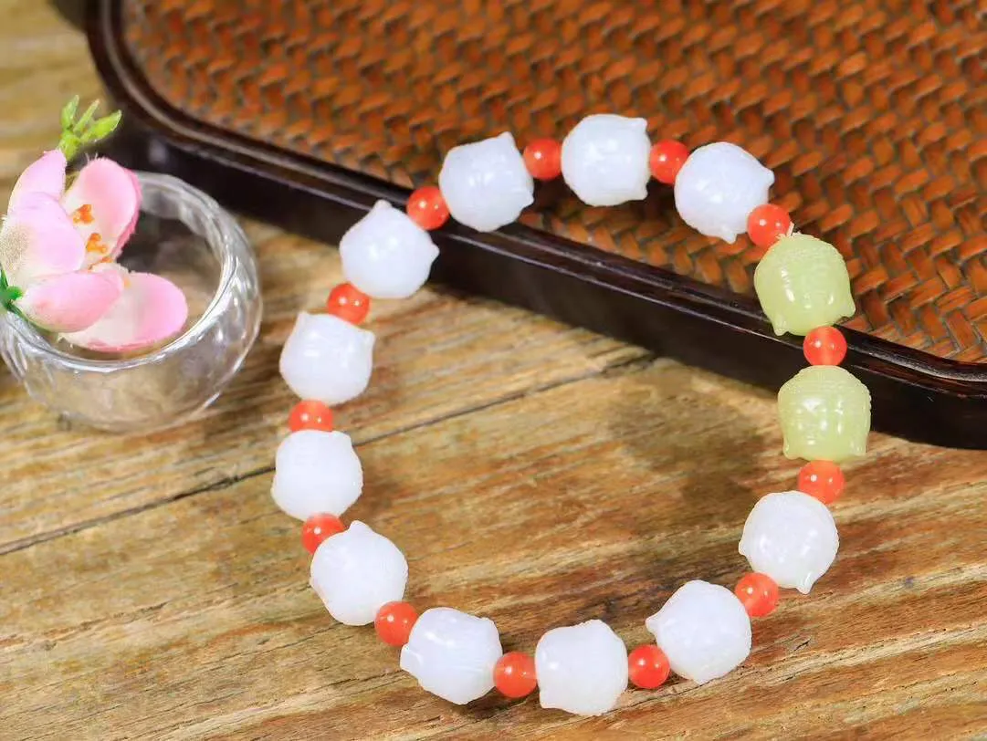 【佛佑众生.手串】

精品和田玉黄口/白玉佛头手串，玉质温润细腻，油性十足，️精雕佛像，面容慈祥，憨态可掬，佛祖能利益安乐一切众生，满足一切愿求。给佩戴者带来平安与慈悲，永保平安。
尺寸取一12.4-12.9-12.5mm 重45.7克 fDT-441102933