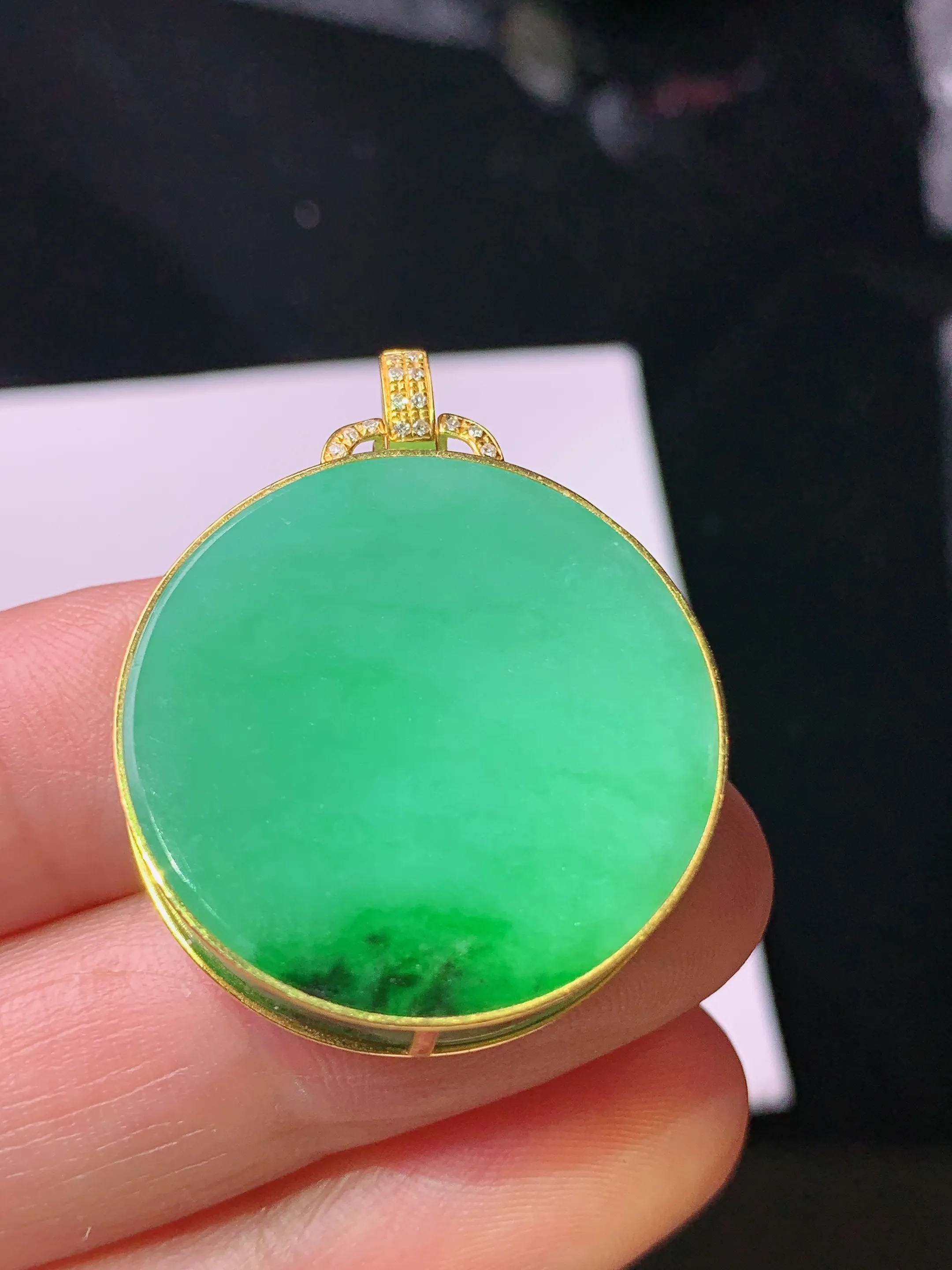 18k金钻镶嵌翠绿圆牌吊坠 玉质细腻 色泽艳丽清新 整体尺寸32*24.8*6.2