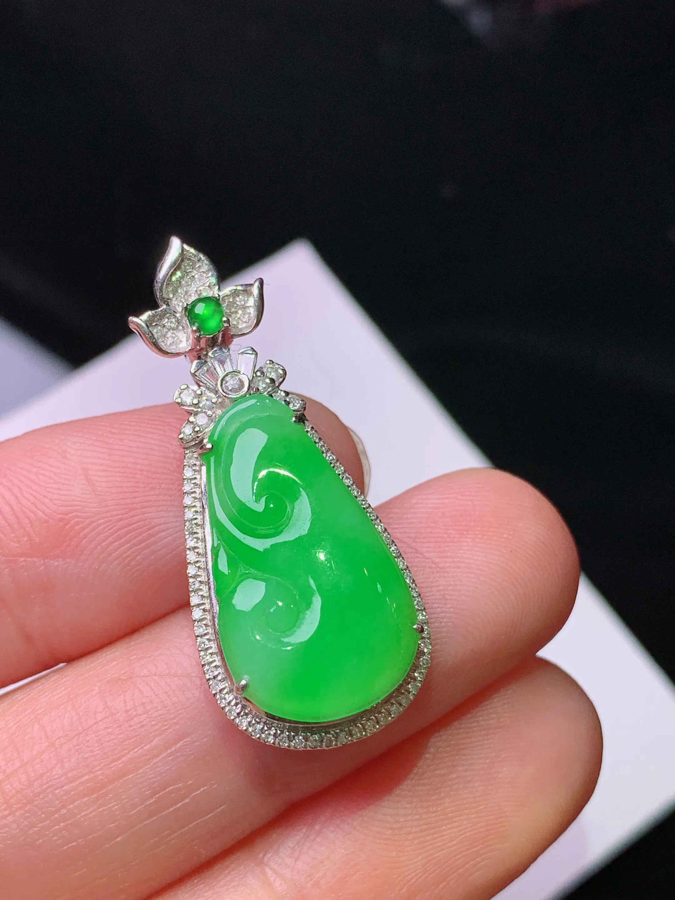18k金钻镶嵌翠绿如意吊坠 玉质细腻 色泽艳丽清新 整体尺寸32*13.5*6