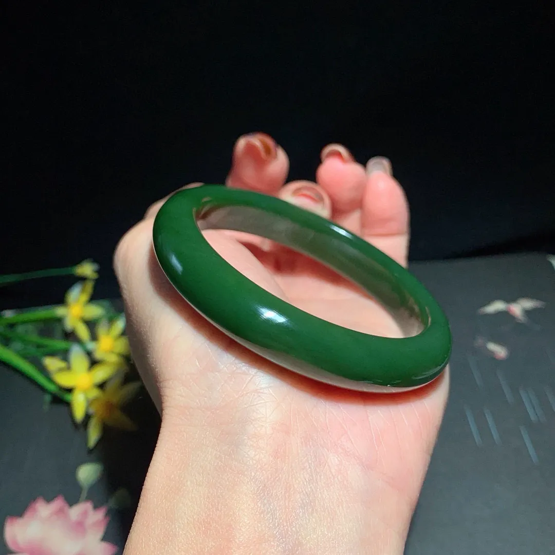 土豪款，和田玉55.5圈口菠菜绿碧玉手镯！玉质细腻油润 底色纯净 无裂无杂 脂粉好，品质高