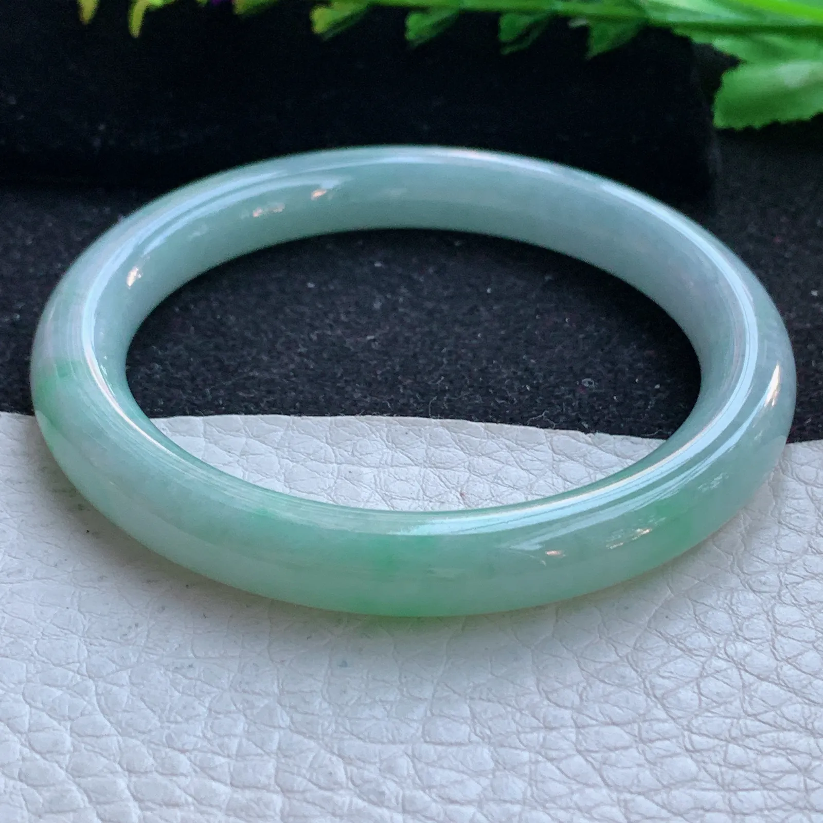 n自然光55*8.4叮当镯 缅甸翡翠a货玉手镯飘绿圆条玉手环 美人镯