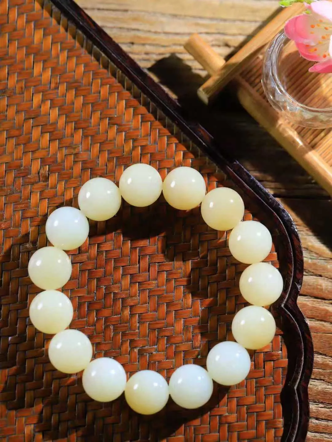 【珠圆玉润.手串】

精品和田玉糖白玉珠圆玉润手串 玉质温润细腻  整串打磨圆润，佩戴舒适。珠珠落玉盘，间关莺语花底滑，一生美好时光，无论身在何处，都有它相伴相守。事事顺遂，幸福美满，吉祥如意。重77克 尺寸取一15mm FDL-161102213