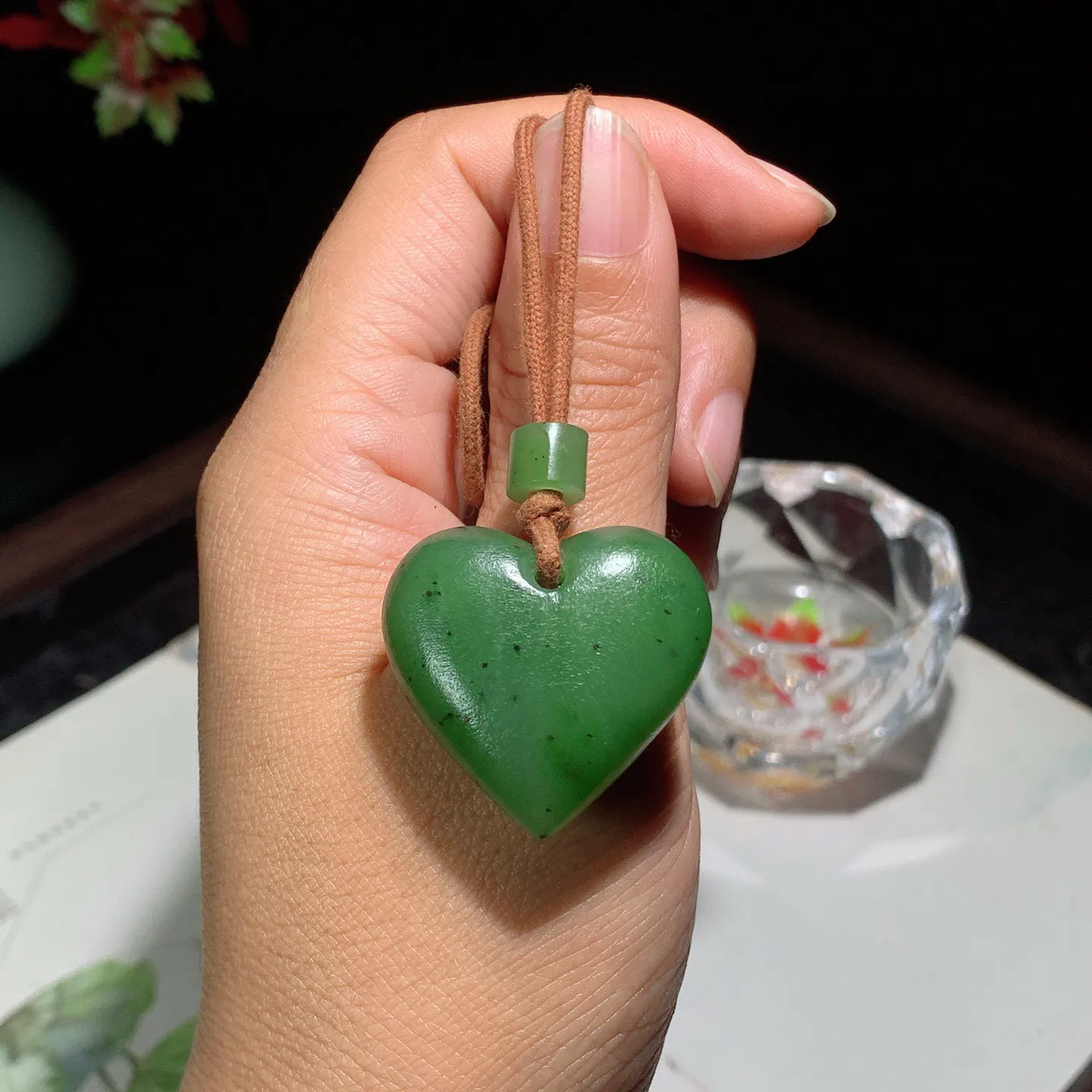 和田玉阳绿俄罗斯碧玉心心相印心型挂件。尺寸30/31/14重21.3克。玉质细腻油润。手推出油。佩戴高端典雅。lt251128