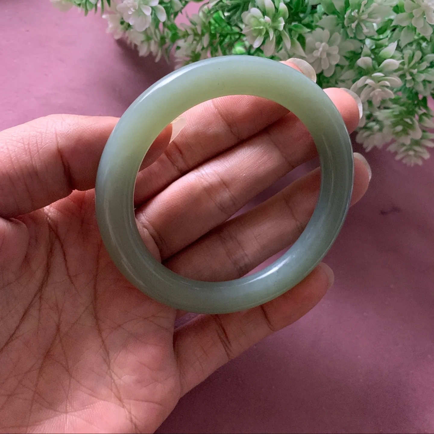 和田玉56.5圈口粉青圆条手镯，略带黑点，玉质细腻油润 底色纯净  无裂无杂 脂粉好，品质高