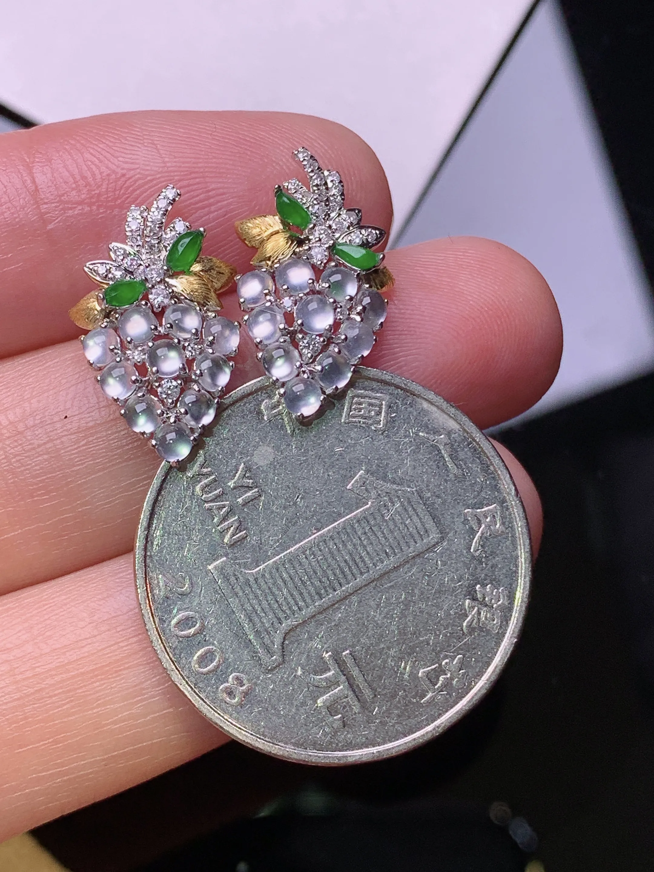 18k金钻镶嵌冰种蛋面耳钉 玉质细腻 色泽艳丽清新 整体尺寸18*11*3.5