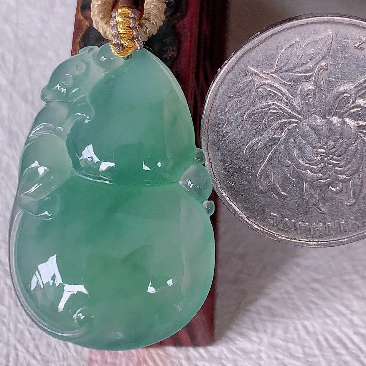 自然光实拍，冰种飘花翡翠葫芦吊坠，葫芦寓意福禄双全，财源滚滚，饱满，清新脱俗，佩戴效果优雅迷人！#57.29