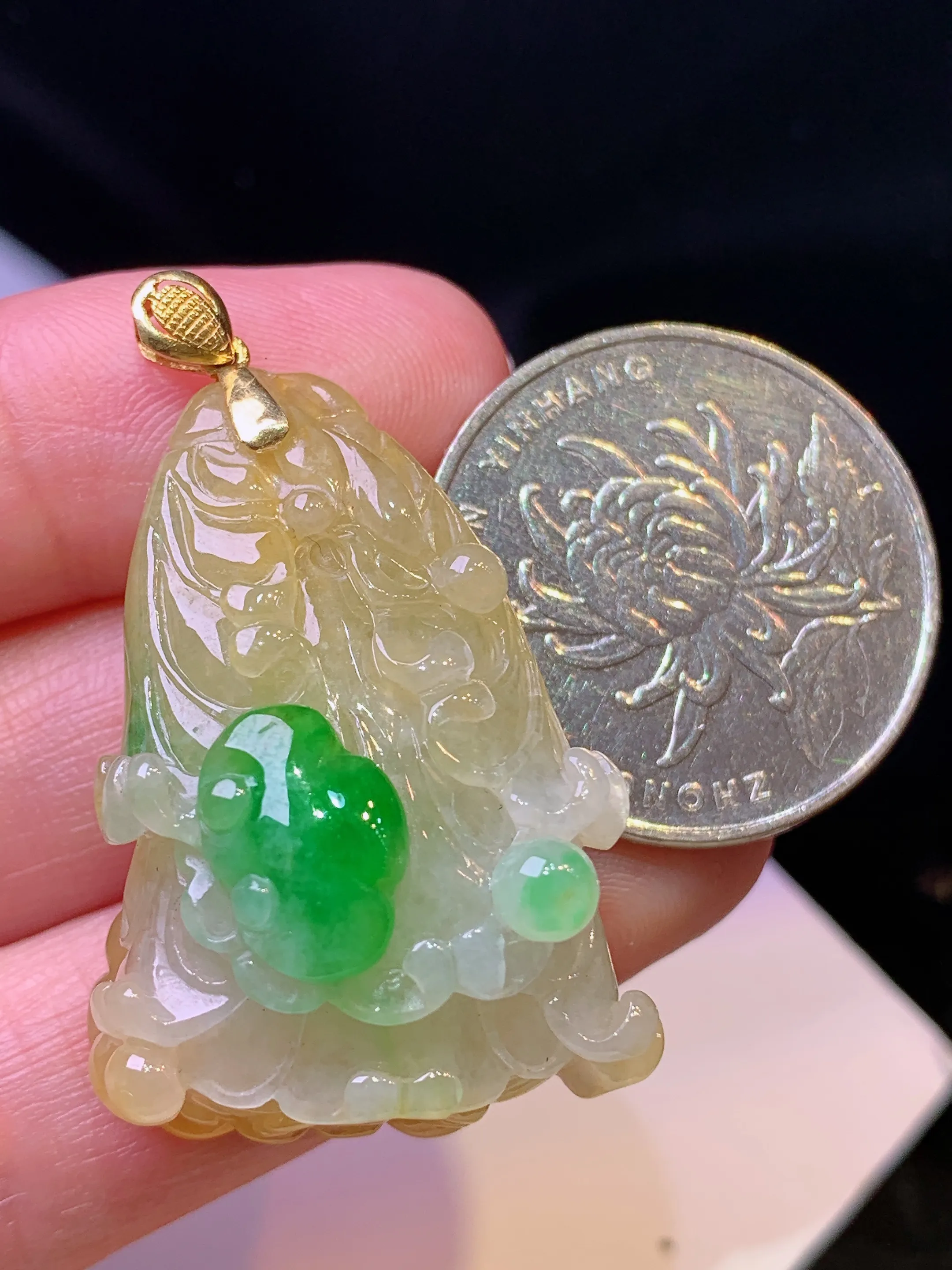 18k金镶嵌飘黄绿白菜吊坠 玉质细腻 色泽艳丽清新 整体尺寸41.3*25.3*17