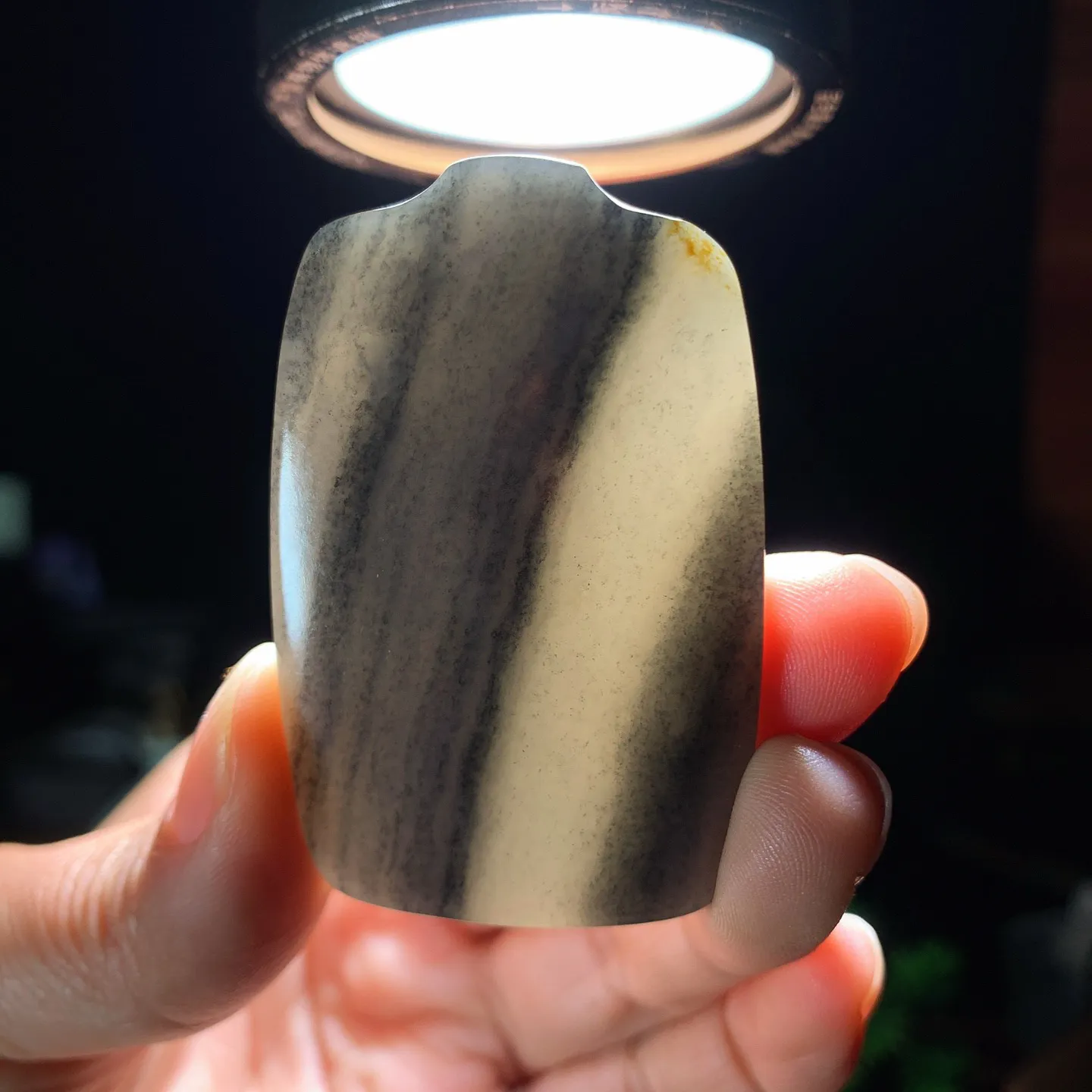 新疆和田玉籽料青花平安无事牌挂件。尺寸55/35/12重46.5克。玉质细腻油润。手推出油。佩戴高端典雅。lt251128